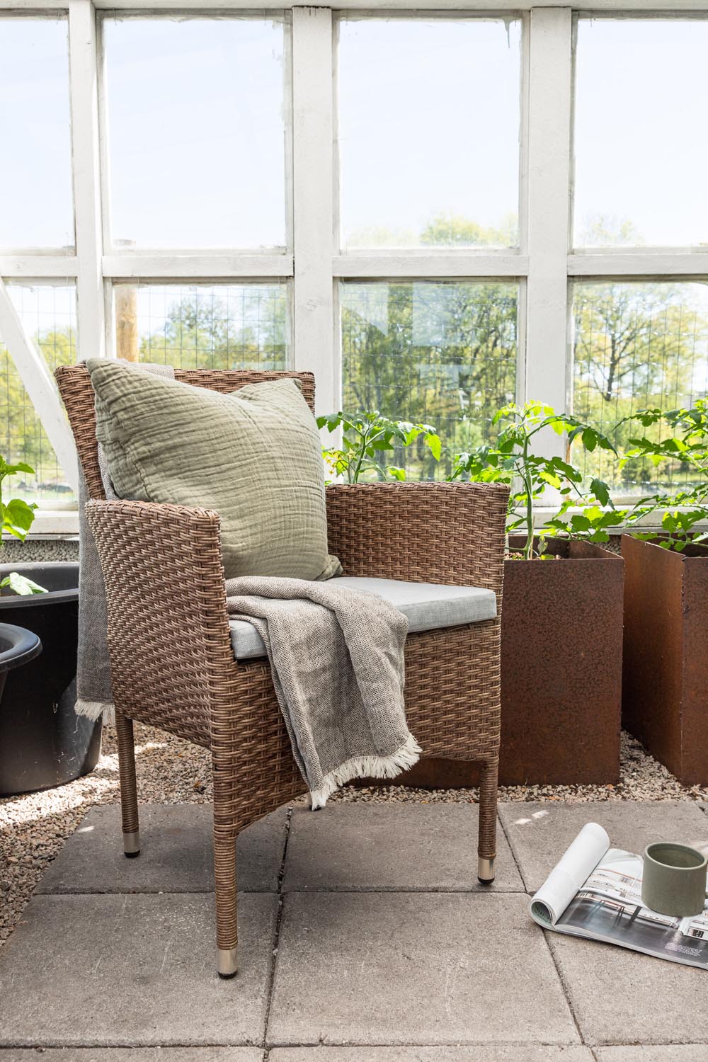 Malin Gartenstuhl in Natur präsentiert im Onlineshop von KAQTU Design AG. Gartenstuhl mit Armlehnen ist von Venture Home
