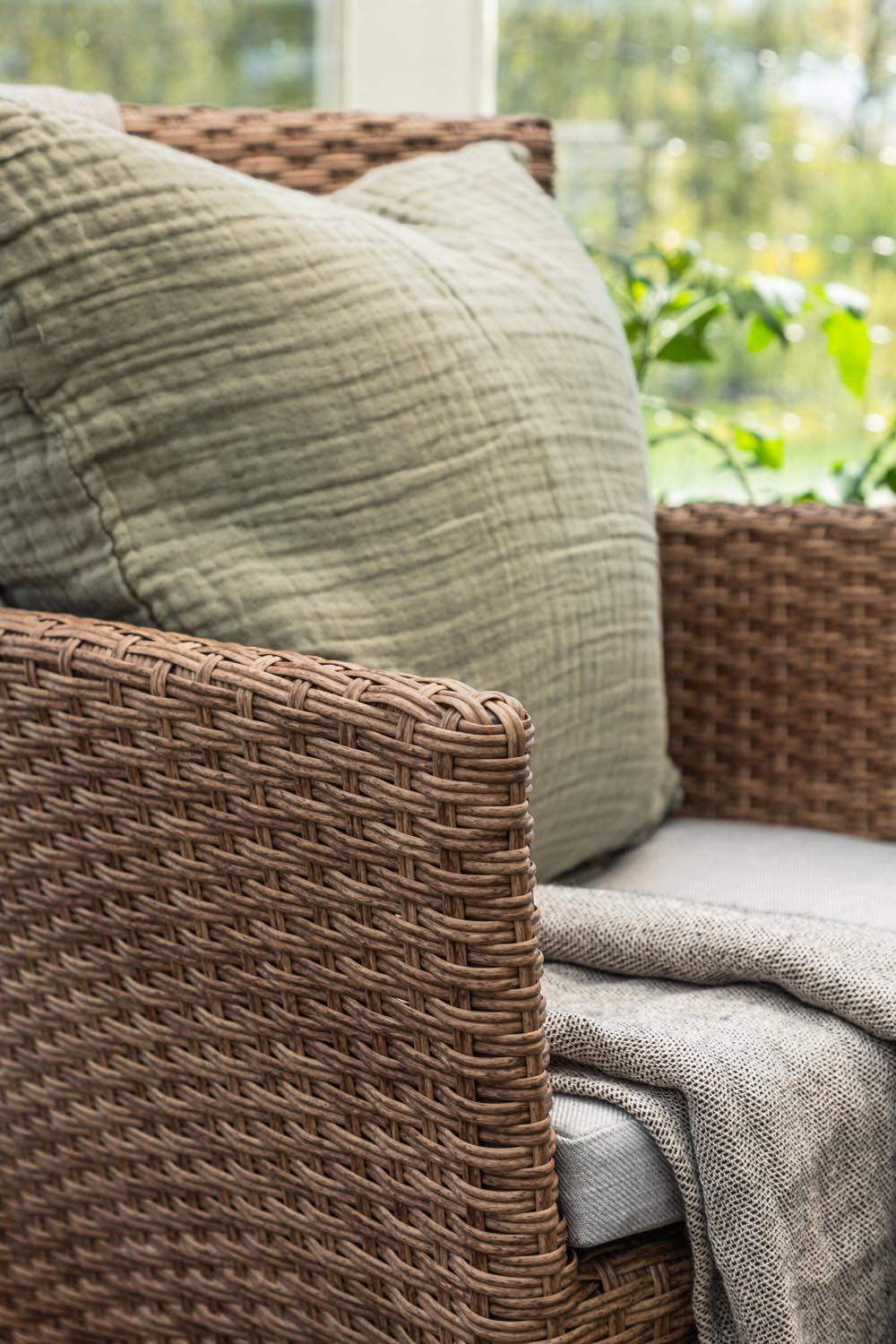 Malin Gartenstuhl in Natur präsentiert im Onlineshop von KAQTU Design AG. Gartenstuhl mit Armlehnen ist von Venture Home