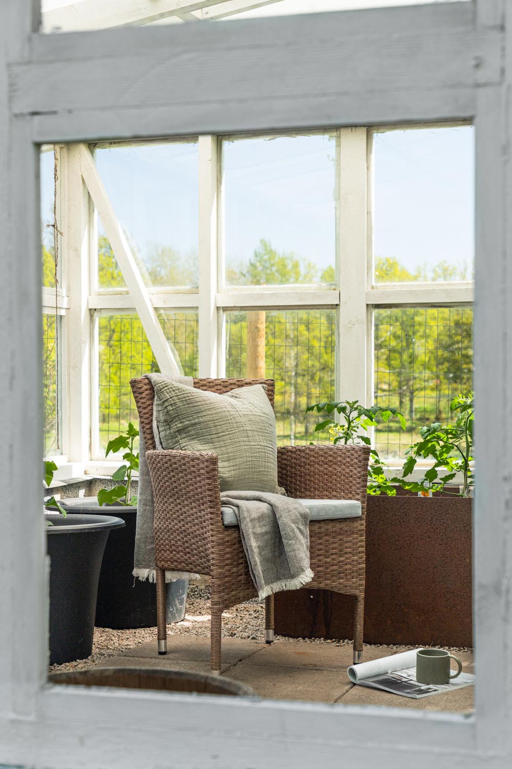 Malin Gartenstuhl in Natur präsentiert im Onlineshop von KAQTU Design AG. Gartenstuhl mit Armlehnen ist von Venture Home