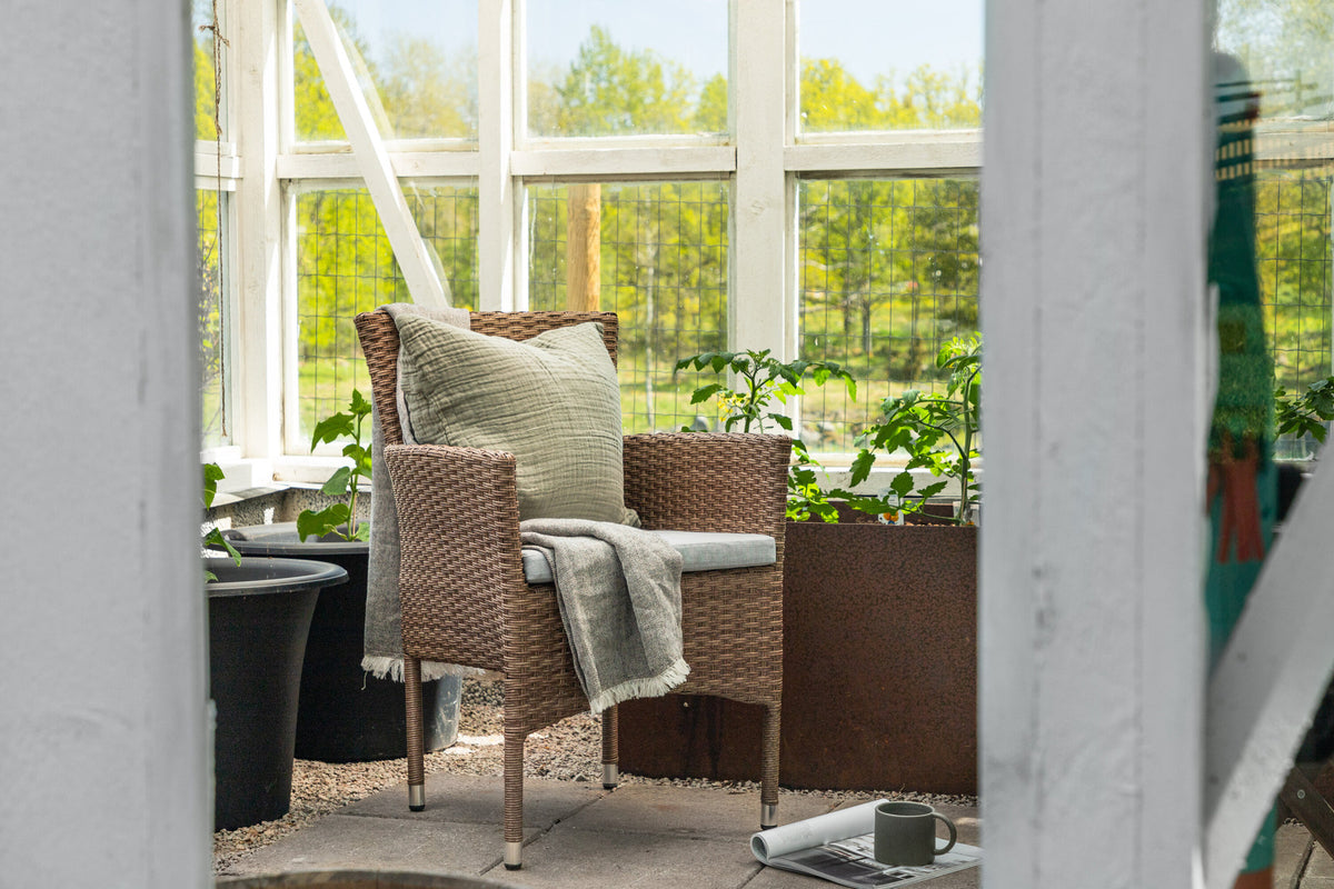 Malin Gartenstuhl in Natur präsentiert im Onlineshop von KAQTU Design AG. Gartenstuhl mit Armlehnen ist von Venture Home