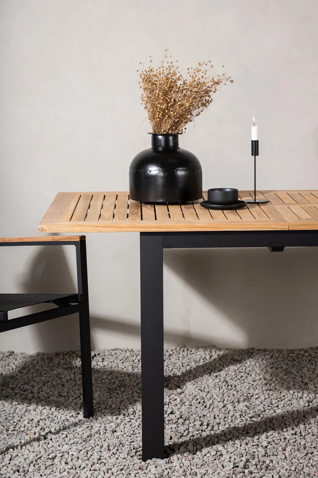 Eleganter, ausziehbarer Panama Gartentisch von Venture Home, perfekt für moderne Außenbereiche und gesellige Treffen.