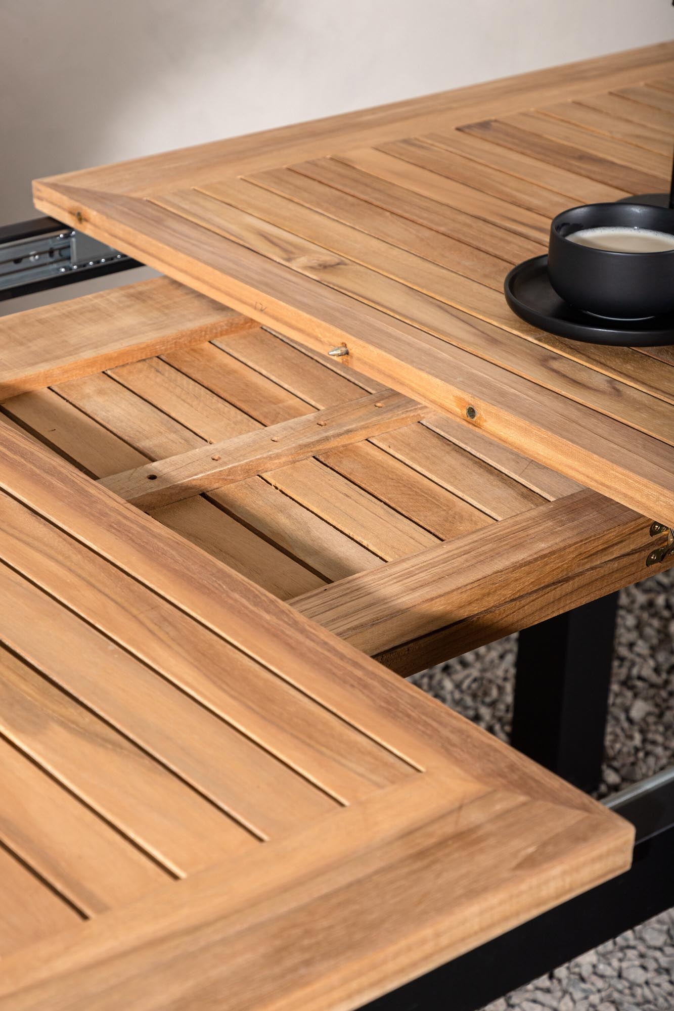 Eleganter, ausziehbarer Gartentisch aus hochwertigem Teakholz von Venture Home. Perfekt für gesellige Zusammenkünfte im Freien.