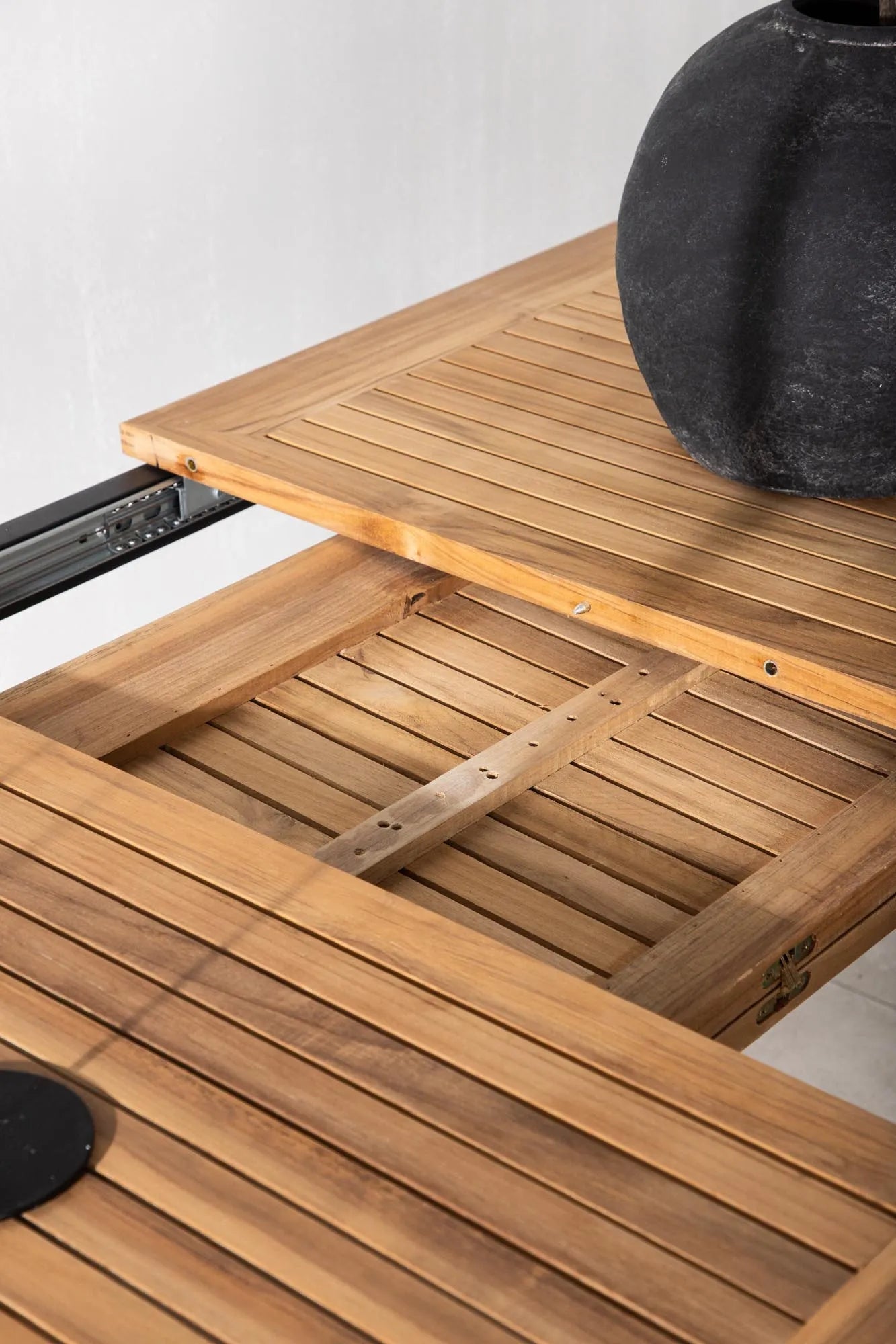 Eleganter, ausziehbarer Panama Gartentisch von Venture Home, perfekt für moderne Außenbereiche und gesellige Treffen.