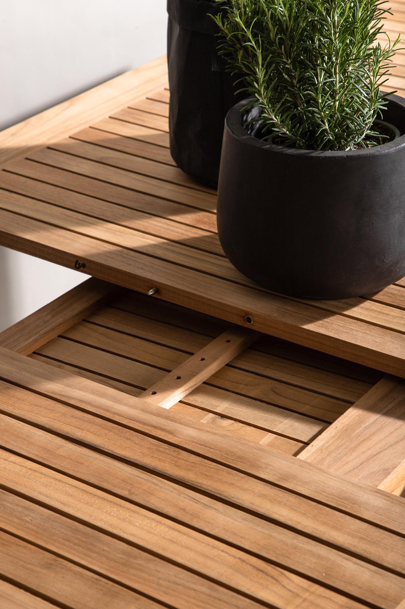 Eleganter, ausziehbarer Panama Gartentisch von Venture Home, perfekt für moderne Aussenbereiche und gesellige Treffen.