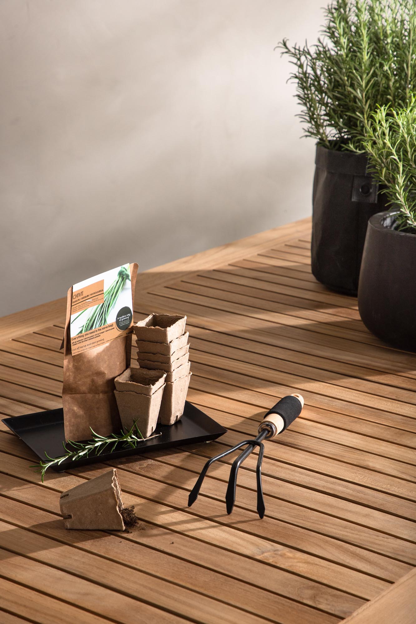 Moderner, ausziehbarer Panama Gartentisch von Venture Home, ideal für stilvolle Aussenbereiche und gesellige Anlässe.