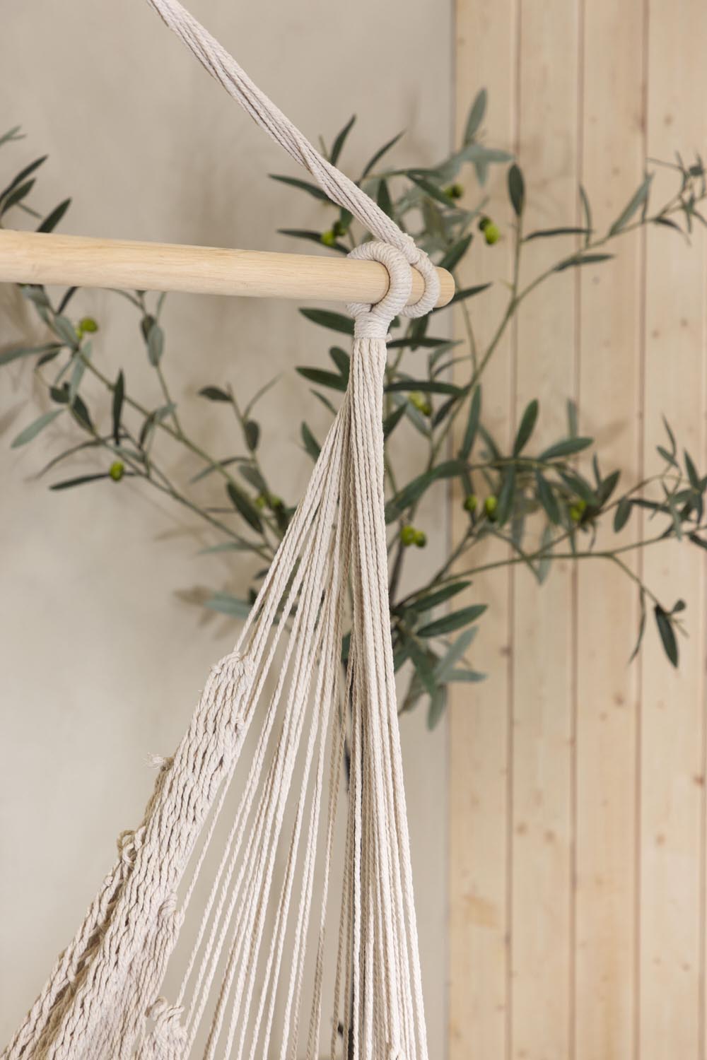 Kalino Haning Stuhl in Cremefarben präsentiert im Onlineshop von KAQTU Design AG. Schaukel Outdoor ist von Venture Home