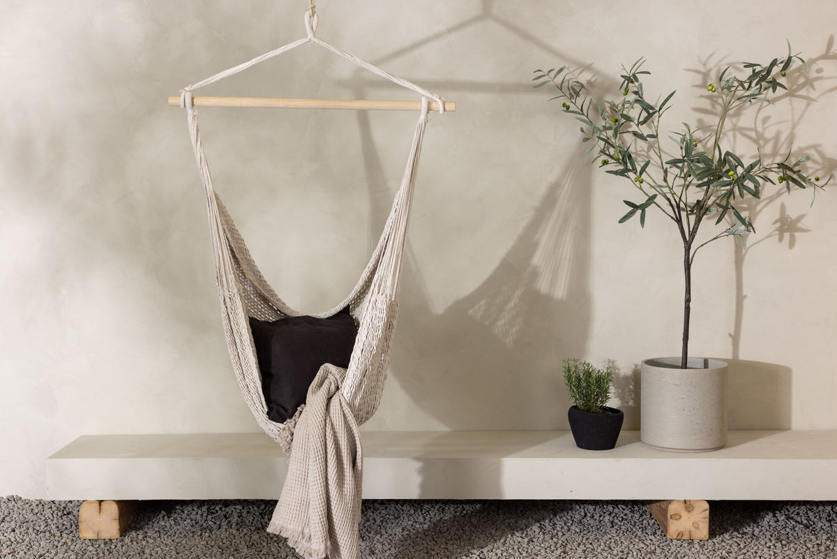 Kalino Haning Stuhl in Cremefarben präsentiert im Onlineshop von KAQTU Design AG. Schaukel Outdoor ist von Venture Home