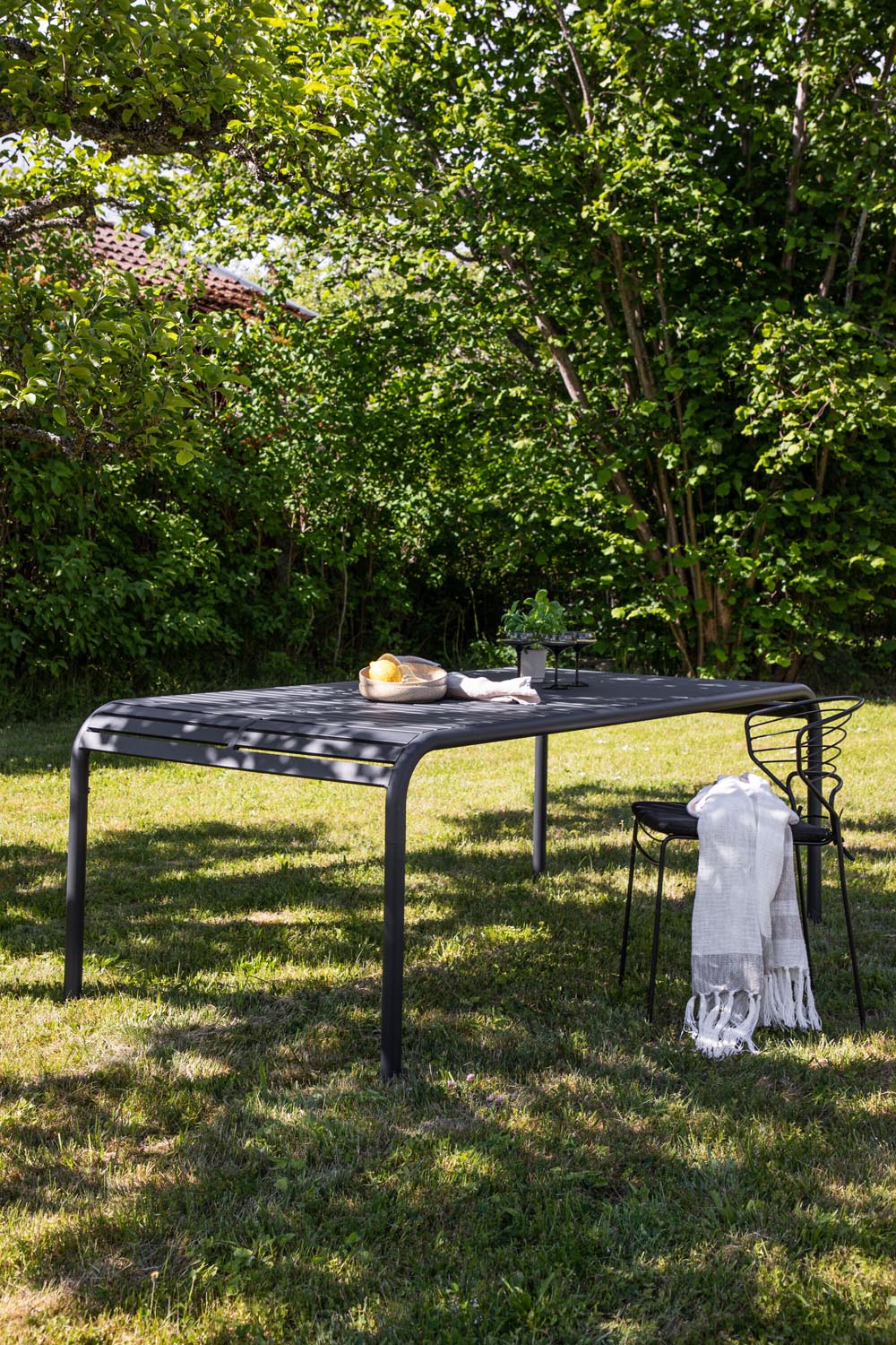 Borneo Gartentisch in Anthrazit präsentiert im Onlineshop von KAQTU Design AG. Gartentisch ist von Venture Home