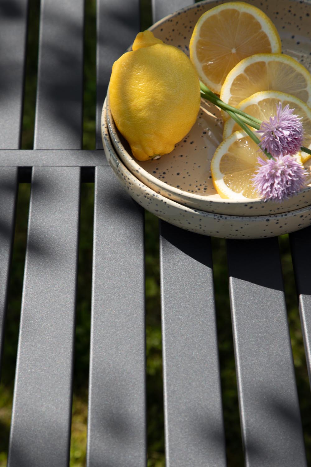 Borneo Gartentisch in Anthrazit präsentiert im Onlineshop von KAQTU Design AG. Gartentisch ist von Venture Home