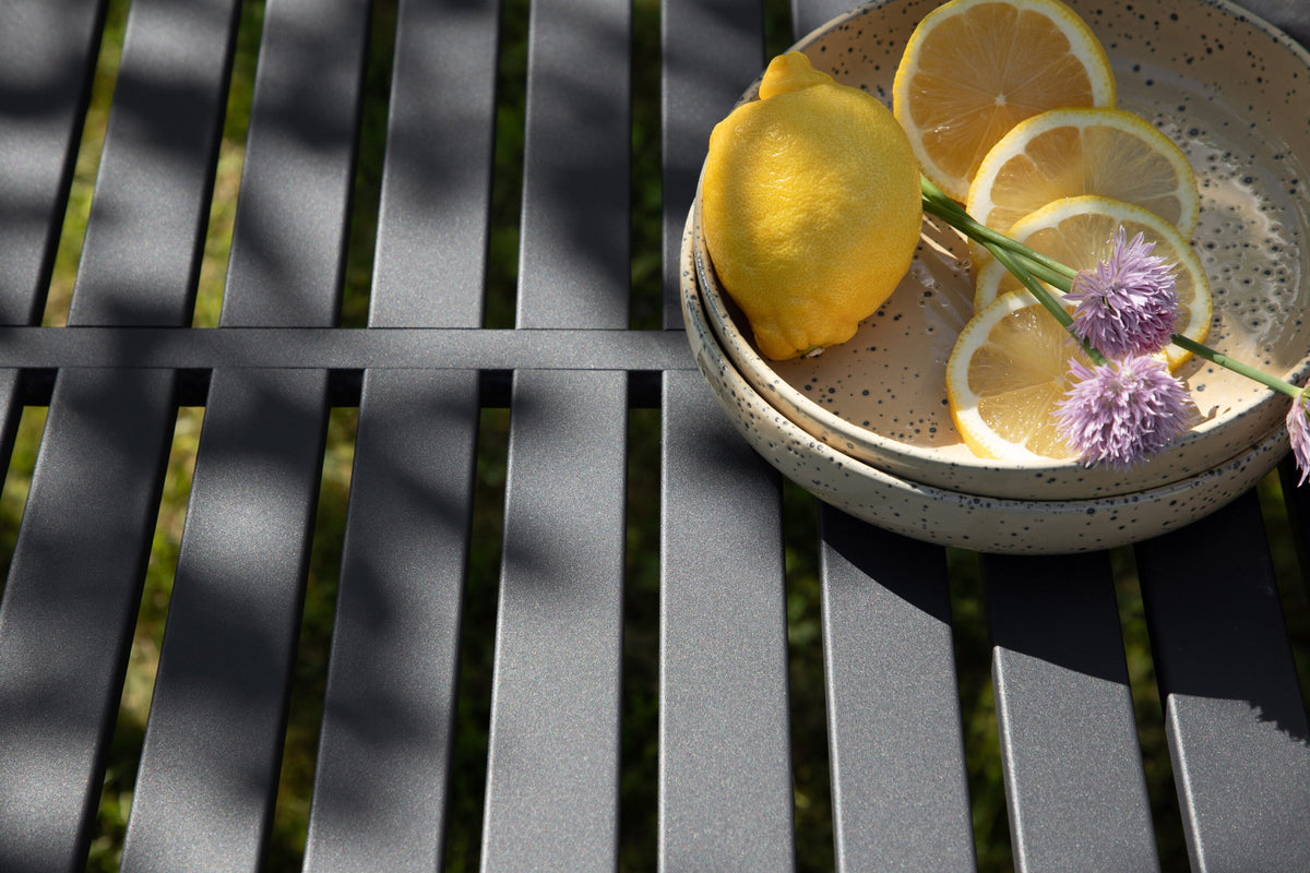 Borneo Gartentisch in Anthrazit präsentiert im Onlineshop von KAQTU Design AG. Gartentisch ist von Venture Home