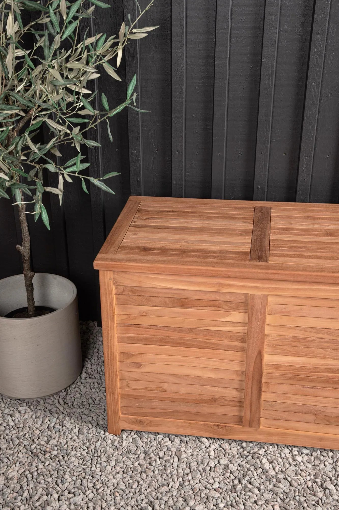 Elegante Trento Kissenbox aus Teakholz für stilvolle Gartendekoration.