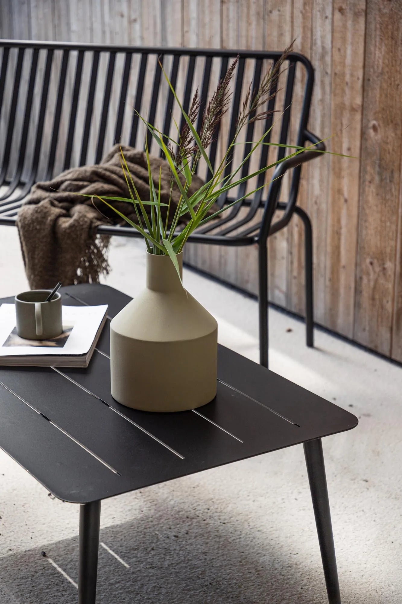 Lina Outdoor-Couchtisch von Venture Home für moderne Außenbereiche.