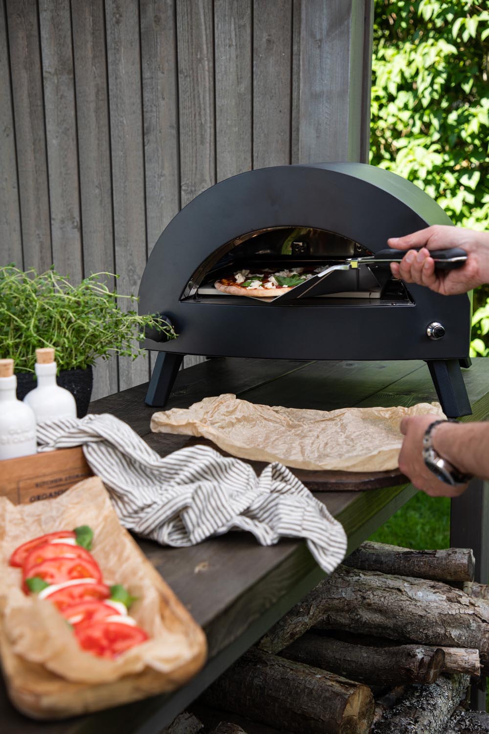 Bukom Gas Pizzaofen in Schwarz präsentiert im Onlineshop von KAQTU Design AG. Pizza ist von Venture Home