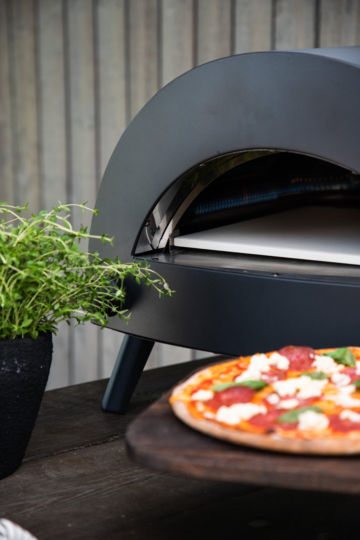 Bukom Gas Pizzaofen in Schwarz präsentiert im Onlineshop von KAQTU Design AG. Pizza ist von Venture Home