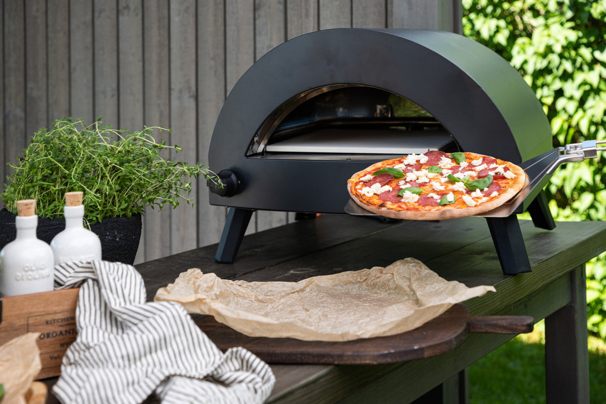 Bukom Gas Pizzaofen in Schwarz präsentiert im Onlineshop von KAQTU Design AG. Pizza ist von Venture Home