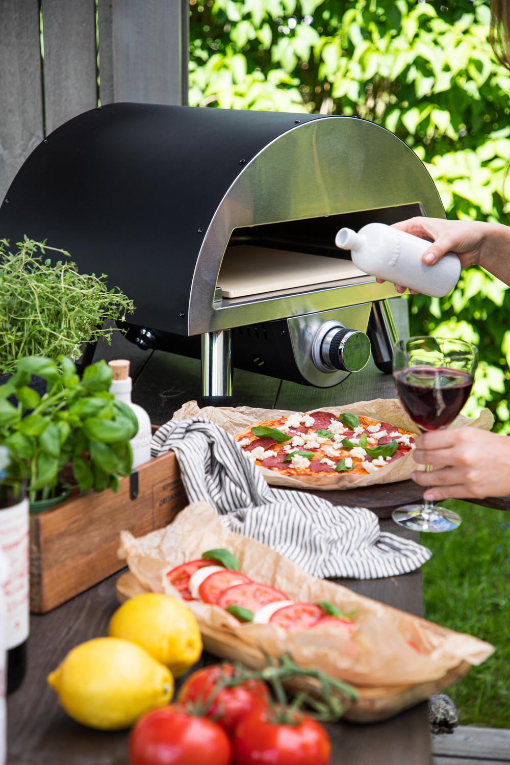Sentosa Pizzaugn in Schwarz präsentiert im Onlineshop von KAQTU Design AG. Pizza ist von Venture Home