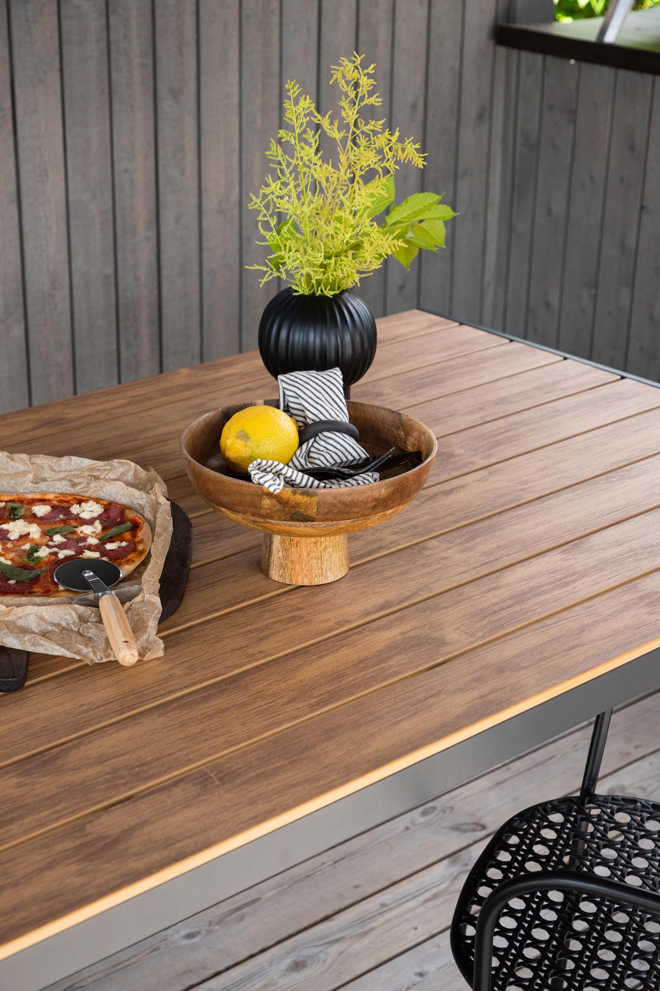Moderner Break Gartentisch von Venture Home, ideal für stilvolle Aussenbereiche, robust und wetterbeständig.