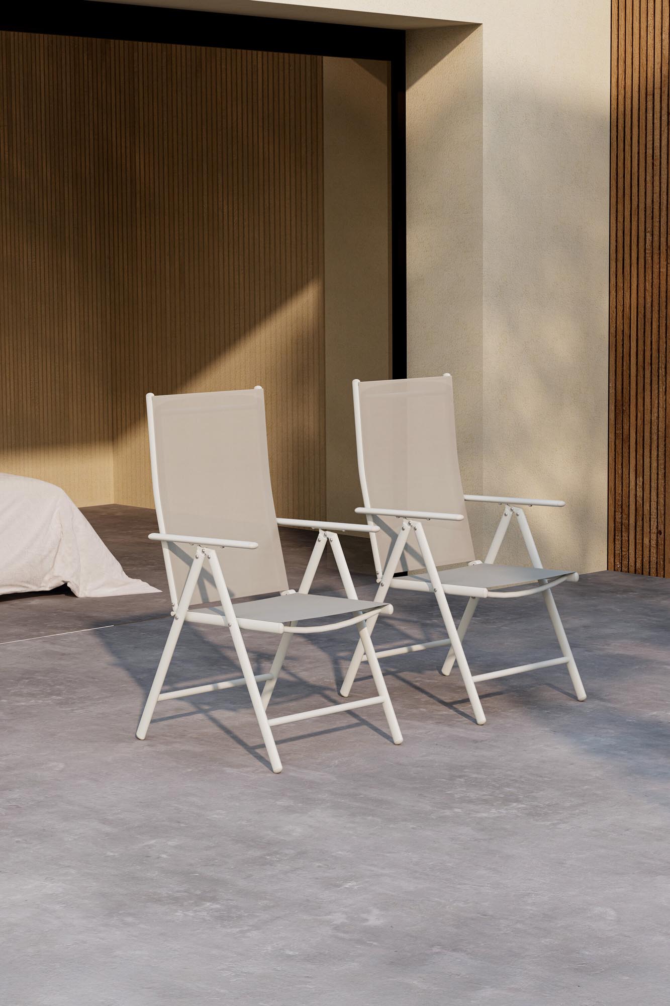 Eleganter Break Gartenstuhl von Venture Home: Klappbar, aus robustem Aluminium und pflegeleichtem Textilene. Ideal für stilvolle Outdoor-Momente.