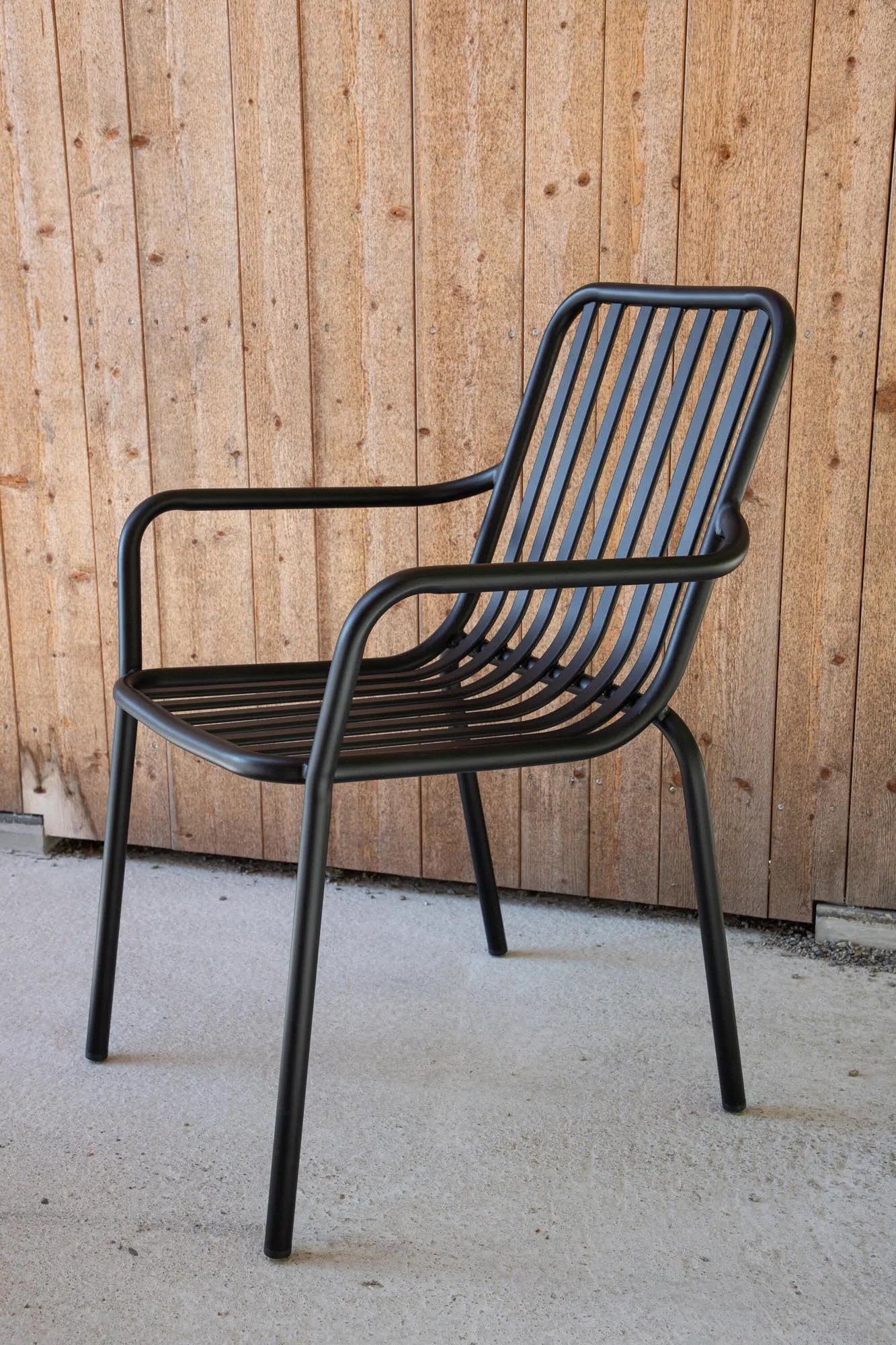 Eleganter, wetterfester Aluminiumstuhl mit Armlehnen für stilvollen Komfort im Garten.