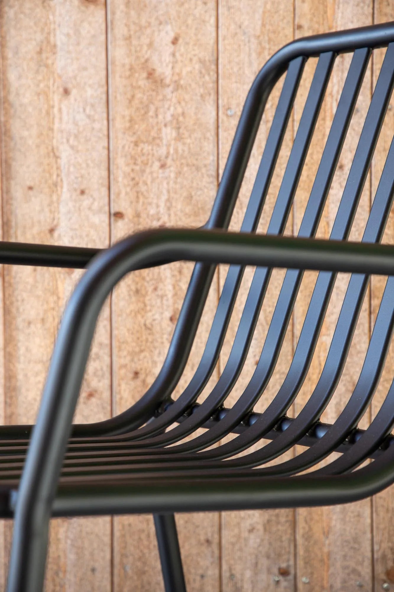 Eleganter, wetterfester Aluminiumstuhl mit Armlehnen für stilvollen Komfort im Garten.