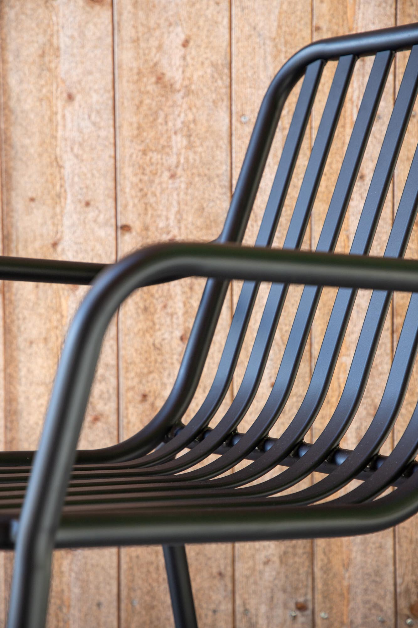 Der Peking Gartenstuhl von Venture Home bietet stilvolles Design und Komfort, perfekt für moderne Aussenbereiche.