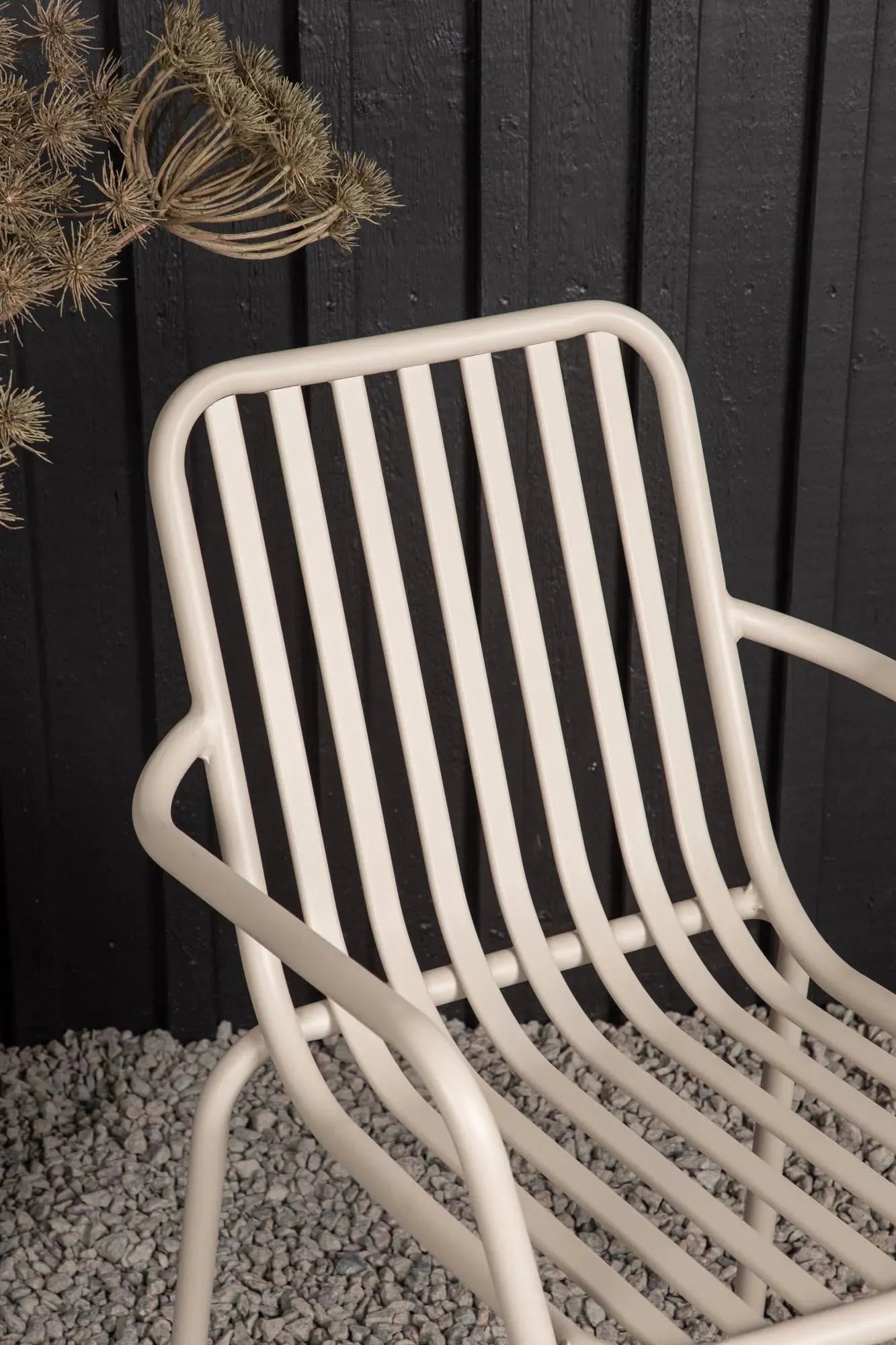 Der Peking Gartenstuhl von Venture Home bietet stilvolles Design und Komfort für Ihren Außenbereich.
