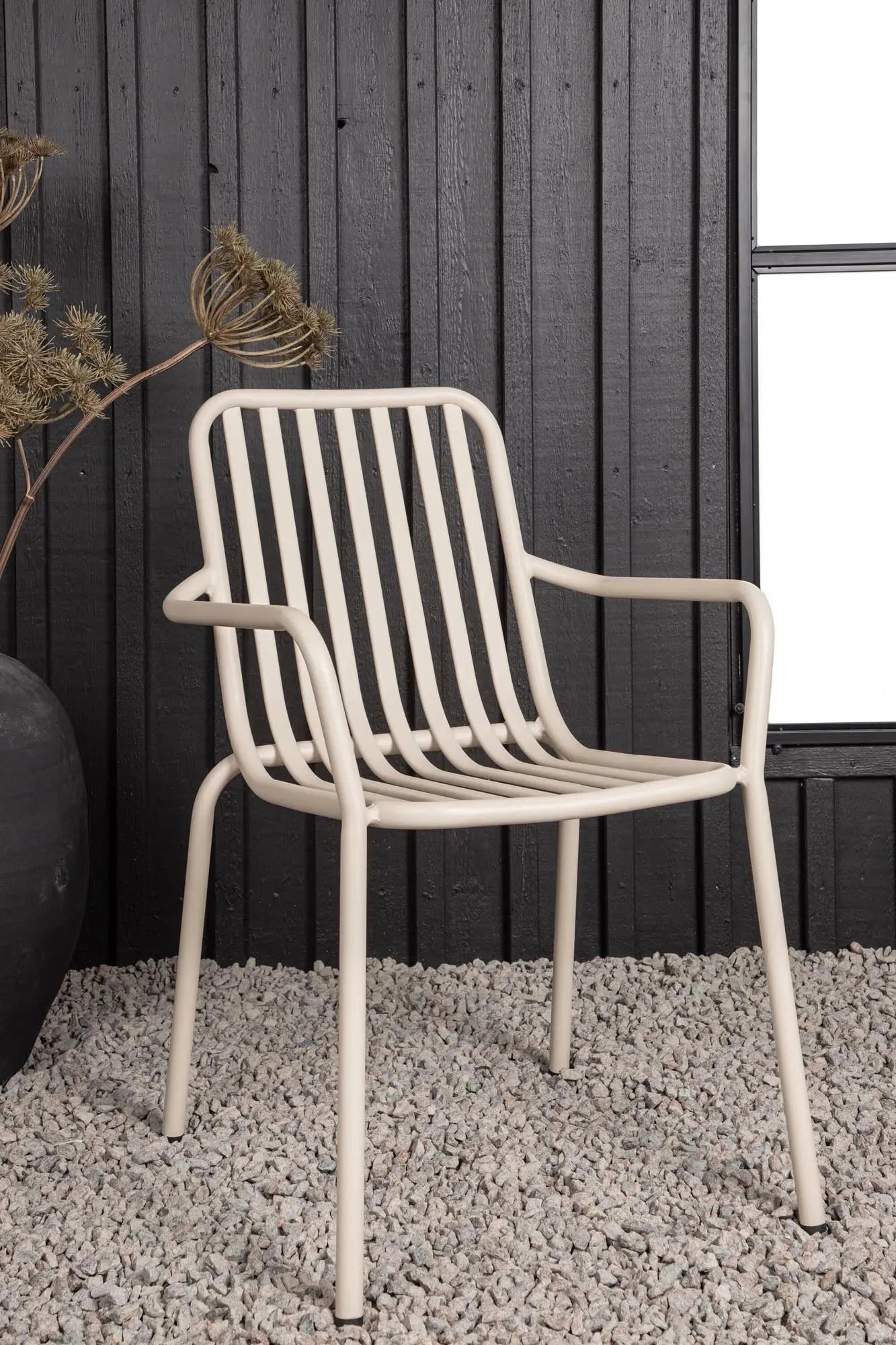 Der Peking Gartenstuhl von Venture Home bietet stilvolles Design und Komfort für Ihren Außenbereich.