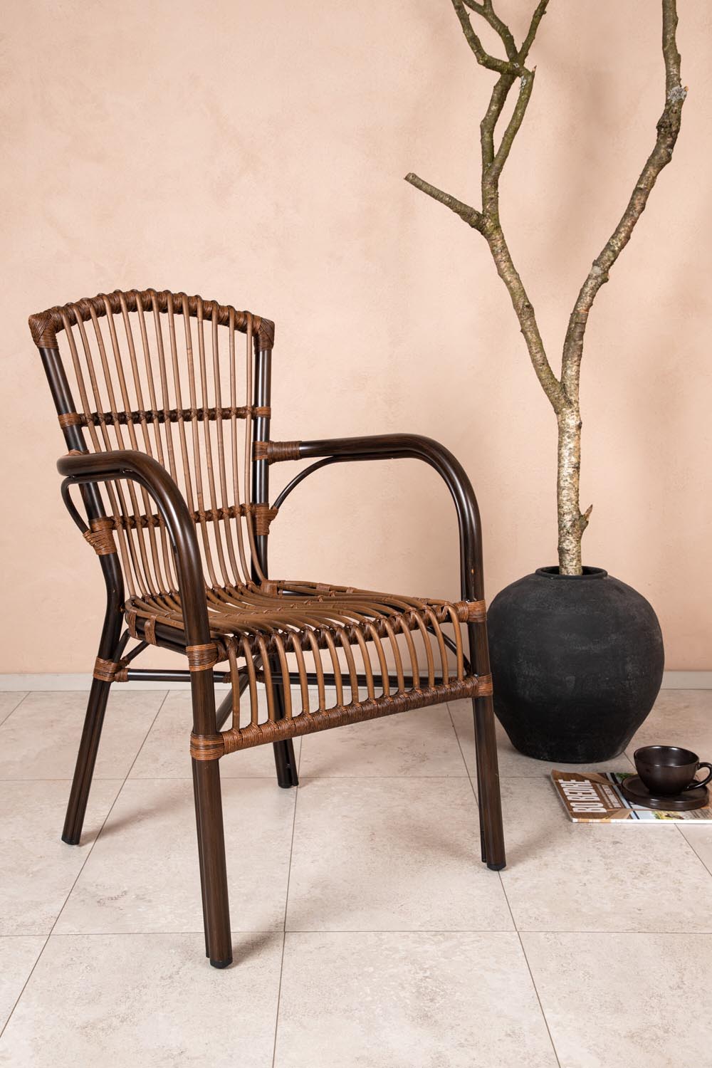 Galera Stuhl in Braun präsentiert im Onlineshop von KAQTU Design AG. Gartenstuhl mit Armlehnen ist von Venture Home