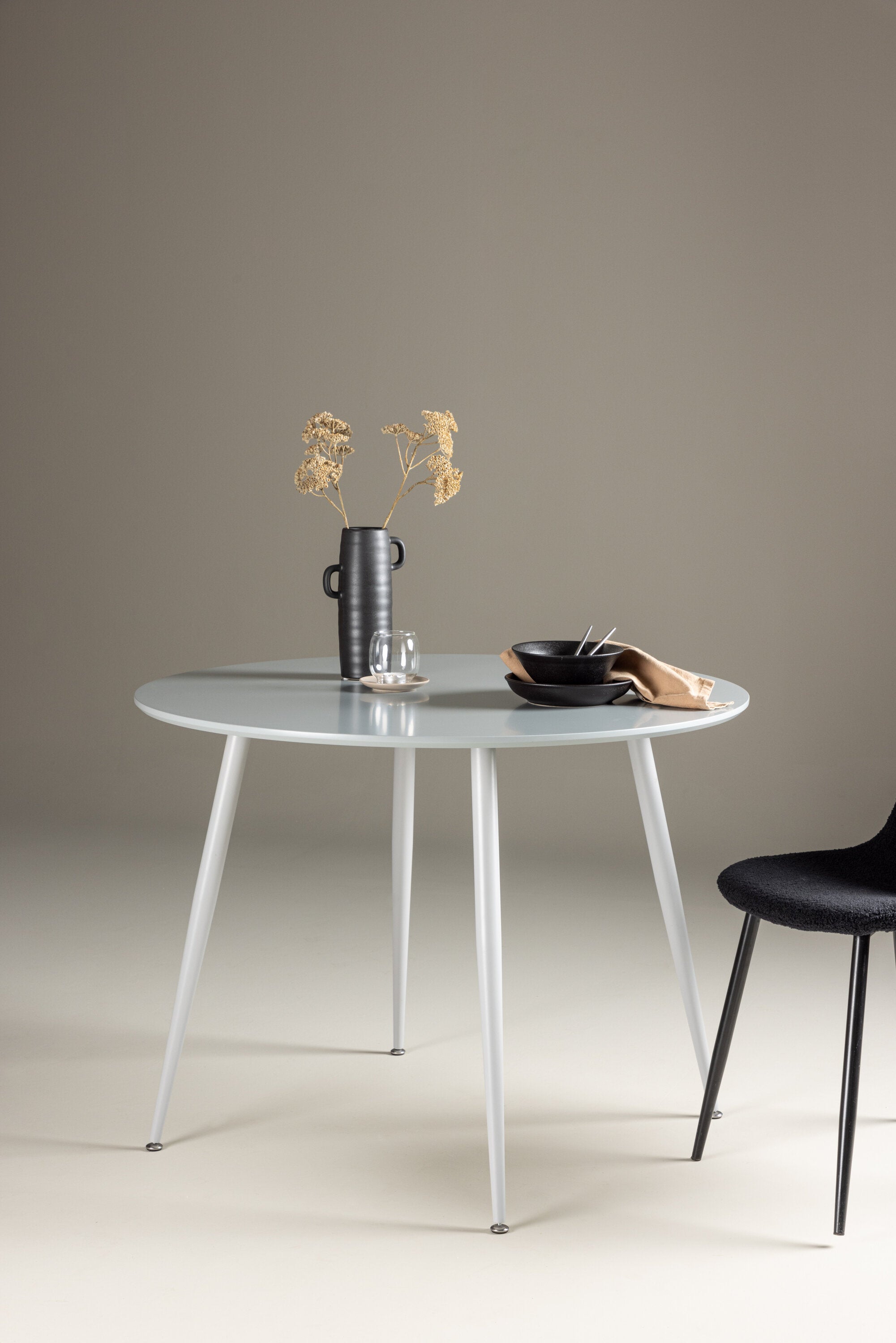 Plaza Tisch in Grau präsentiert im Onlineshop von KAQTU Design AG. Esstisch ist von Venture Home