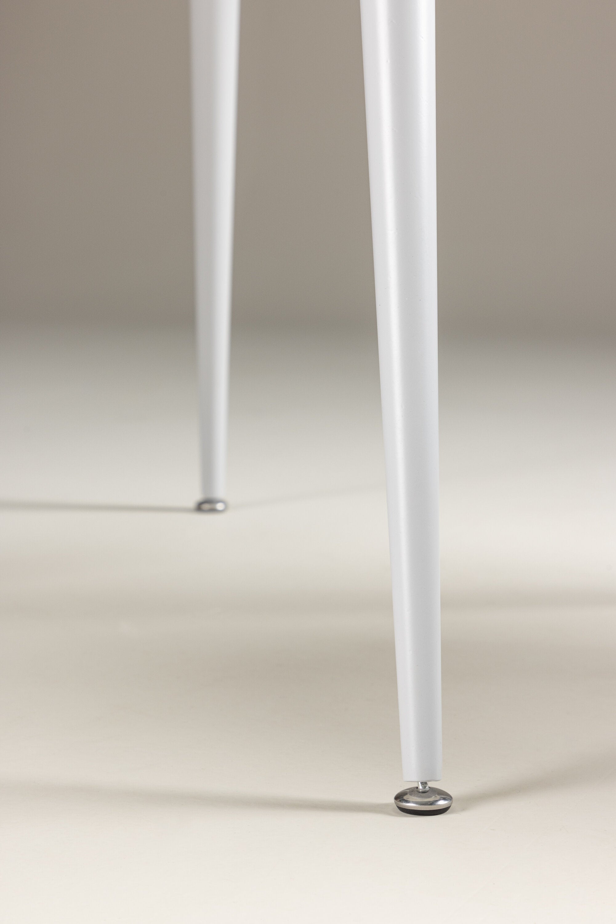 Plaza Tisch in Grau präsentiert im Onlineshop von KAQTU Design AG. Esstisch ist von Venture Home