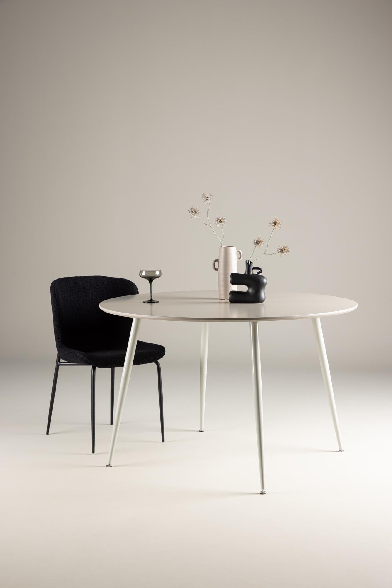 Plaza Tisch von Venture Home: Moderner Esstisch aus robustem Stahl, ideal für stilvolle Esszimmer und überdachte Außenbereiche. Pflegeleicht und vielseitig.