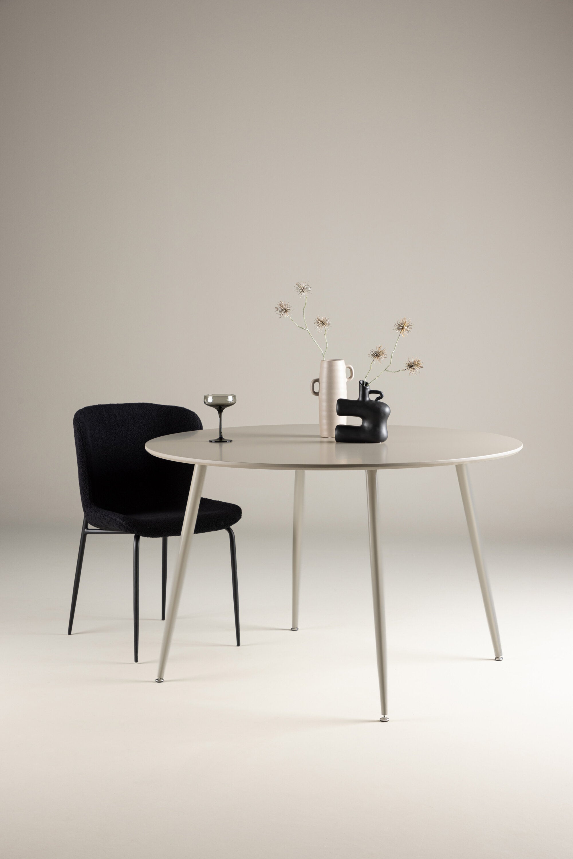 Plaza Tisch in Beige präsentiert im Onlineshop von KAQTU Design AG. Esstisch ist von Venture Home