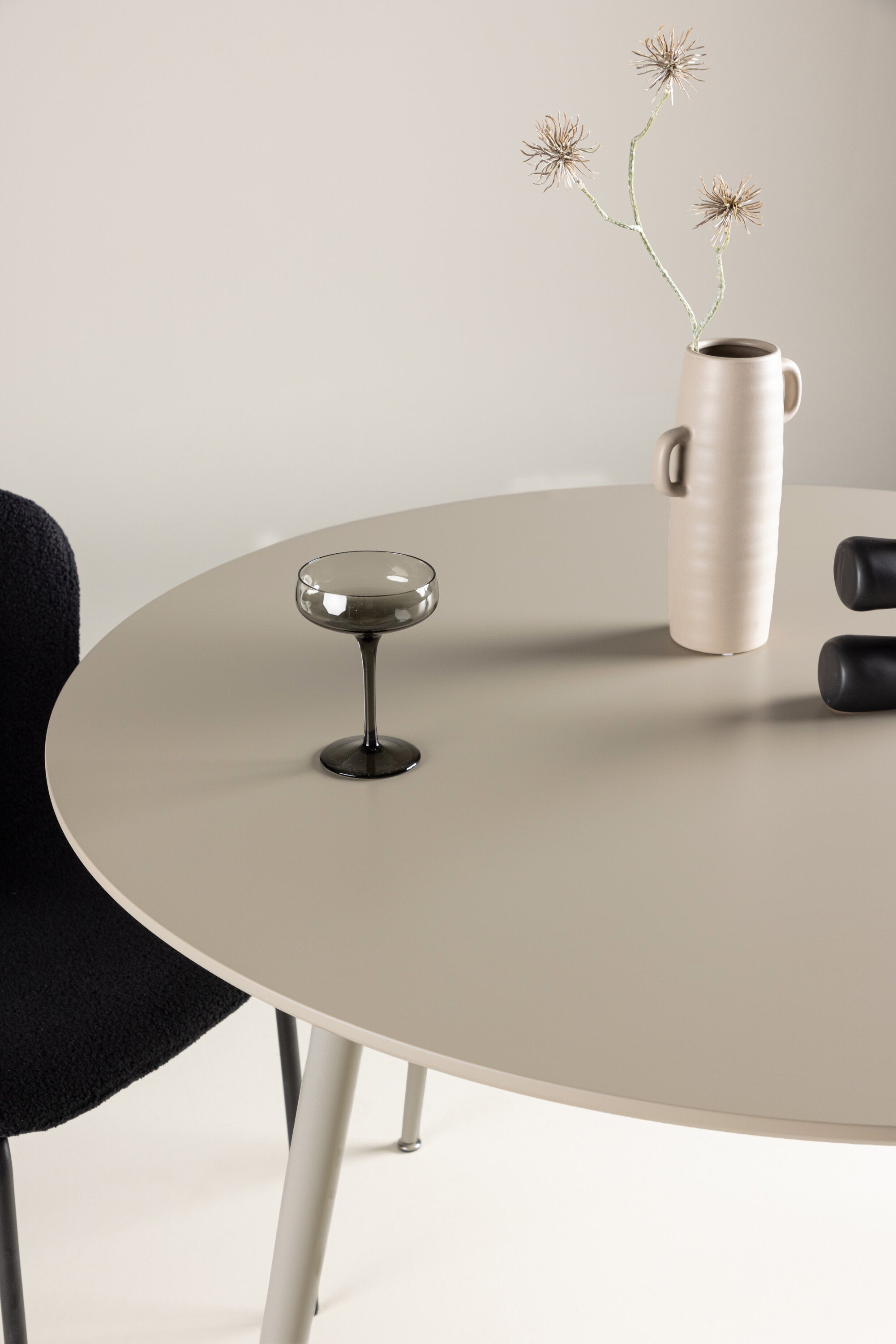 Plaza Tisch in Beige präsentiert im Onlineshop von KAQTU Design AG. Esstisch ist von Venture Home