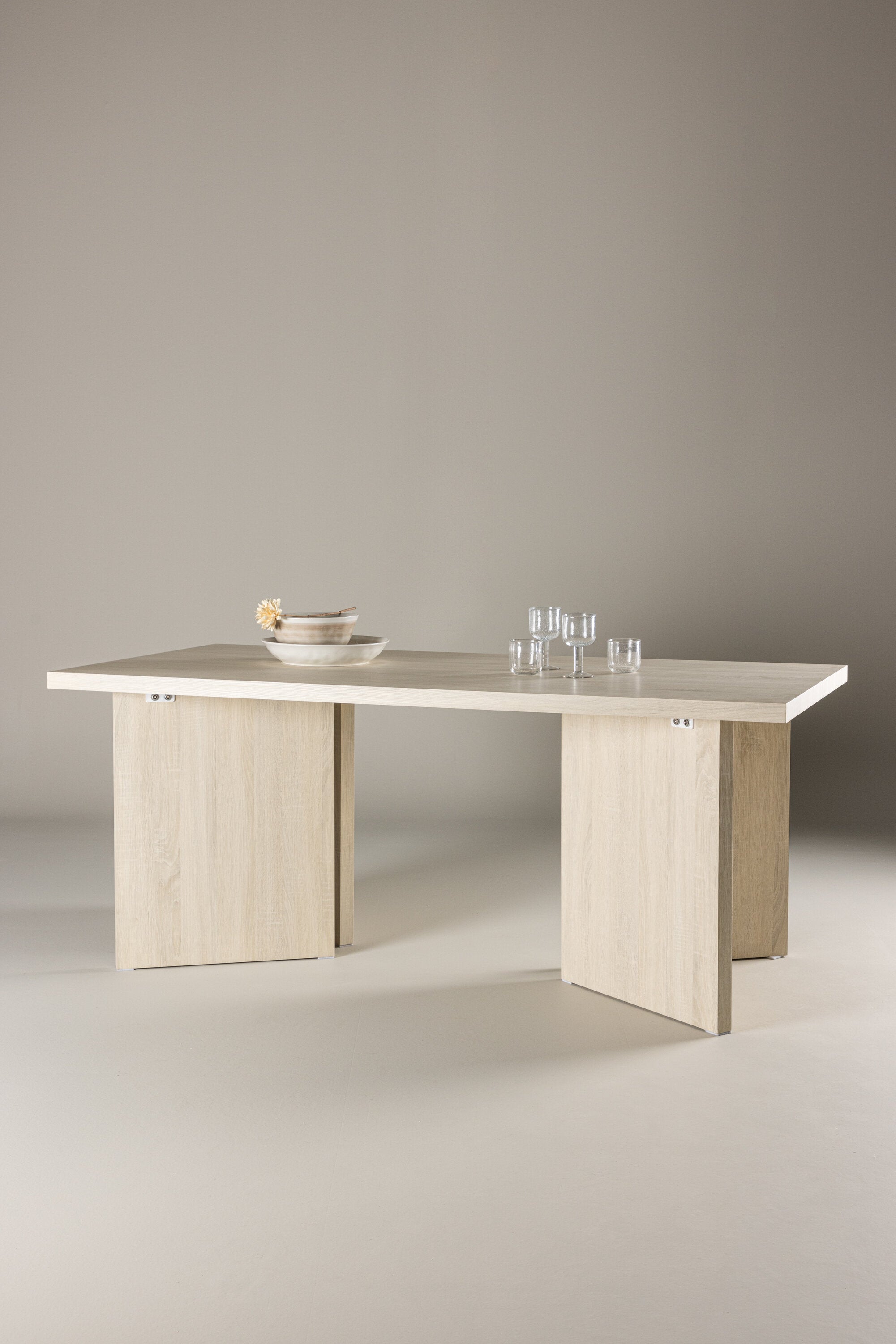 Bassholmen Esstisch in Tünchen präsentiert im Onlineshop von KAQTU Design AG. Esstisch ist von Vind