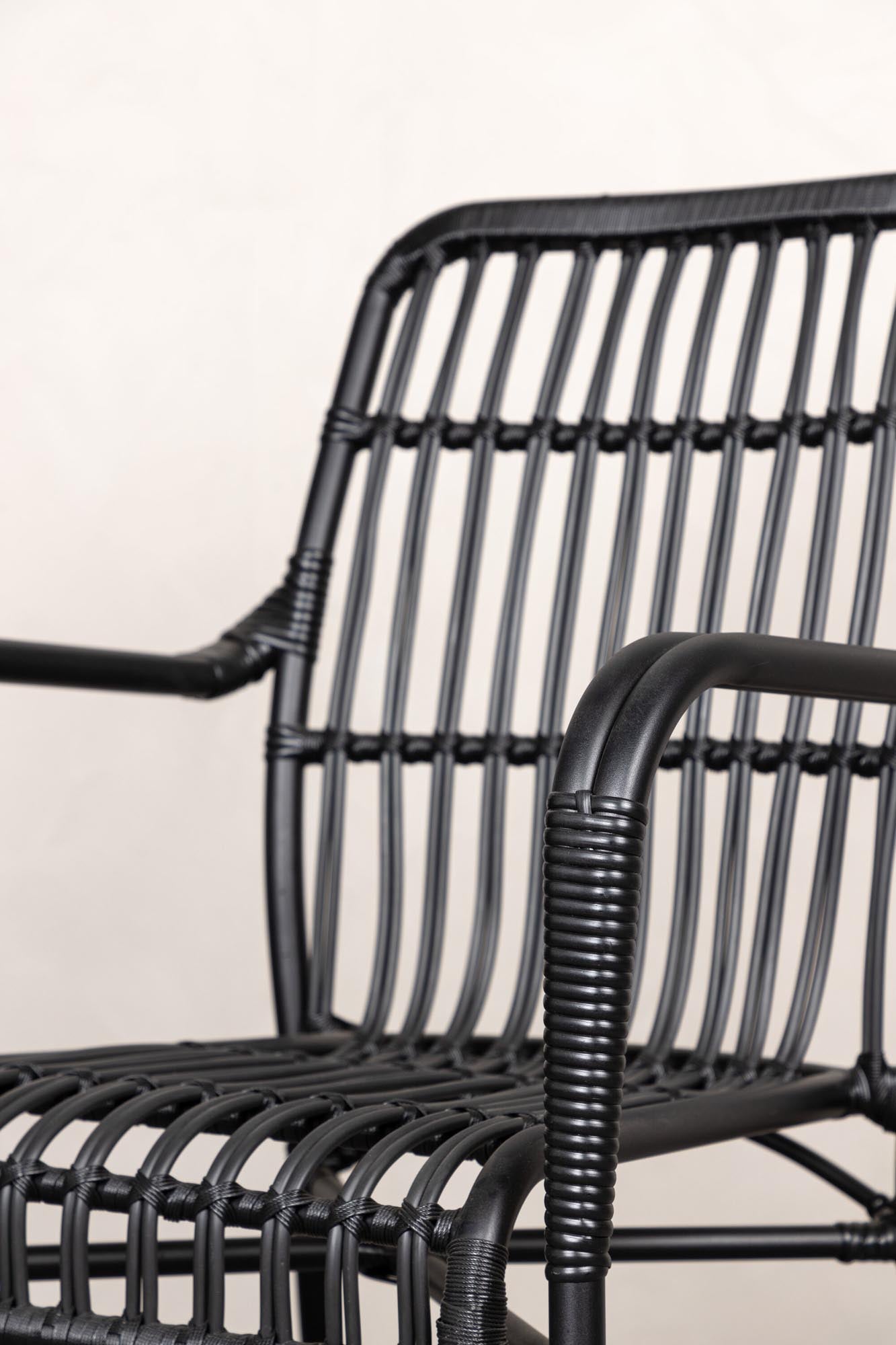 Rizal Stuhl von Venture Home: Eleganter Outdoor-Sessel aus robustem Aluminium und Rattan für stilvolle Entspannung im Freien.