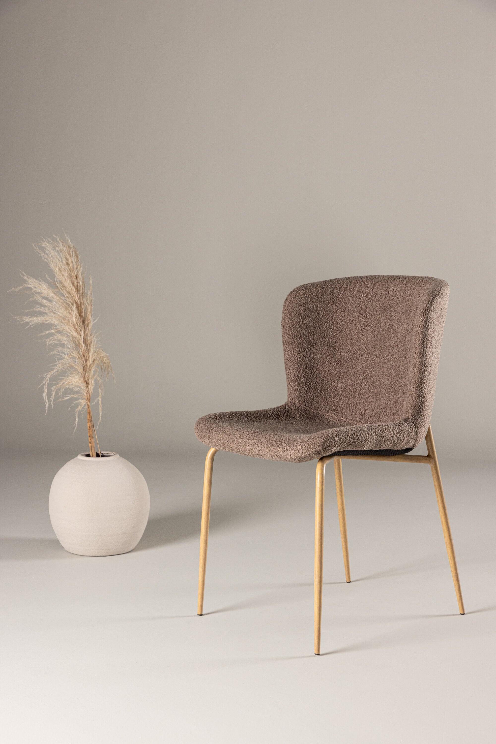 Modesto Esszimmerstuhl in Braun präsentiert im Onlineshop von KAQTU Design AG. Schalenstuhl ist von Venture Home