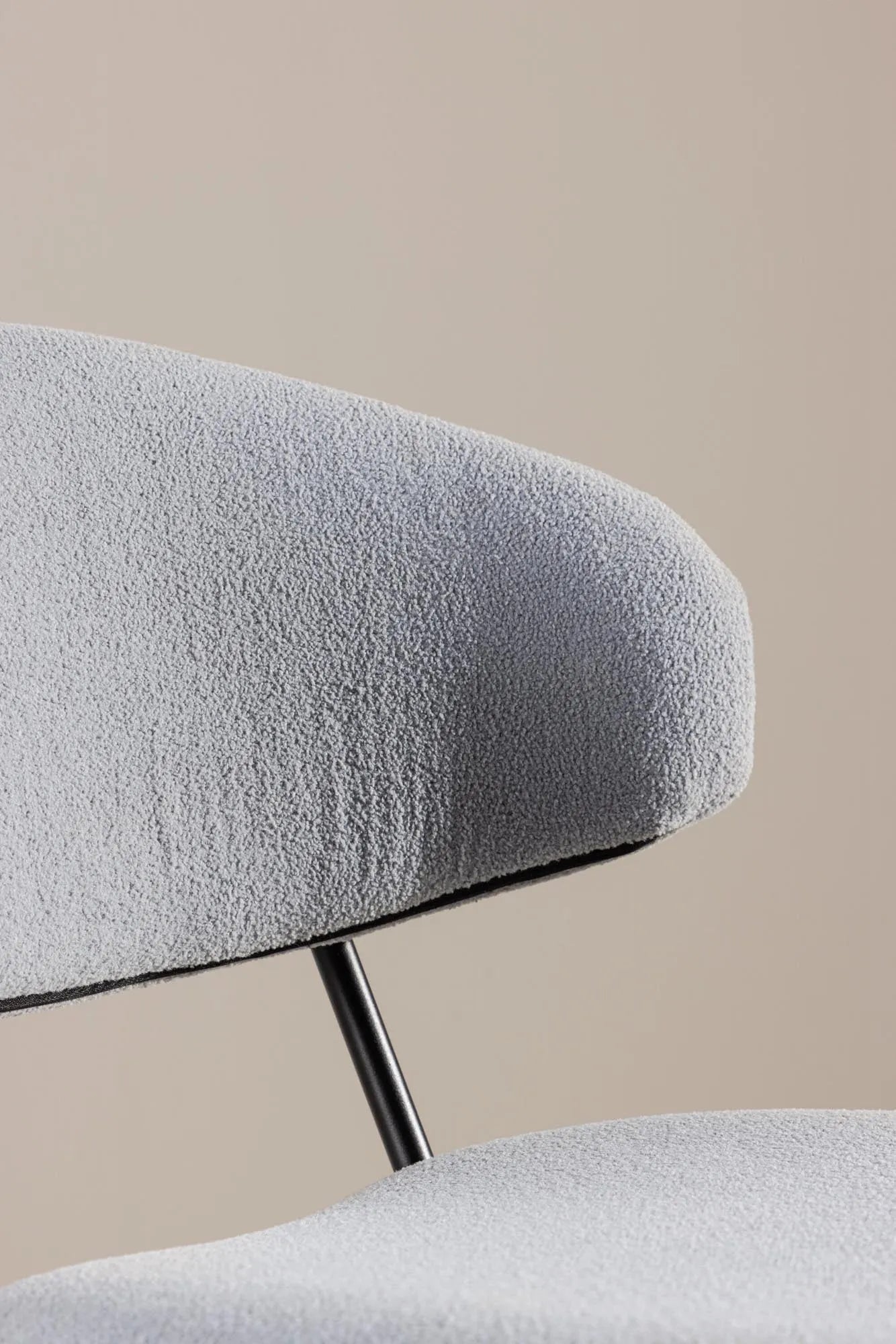 Chico Stuhl: Stilvoller Komfort mit blauem Bouclé und Stahlrahmen.