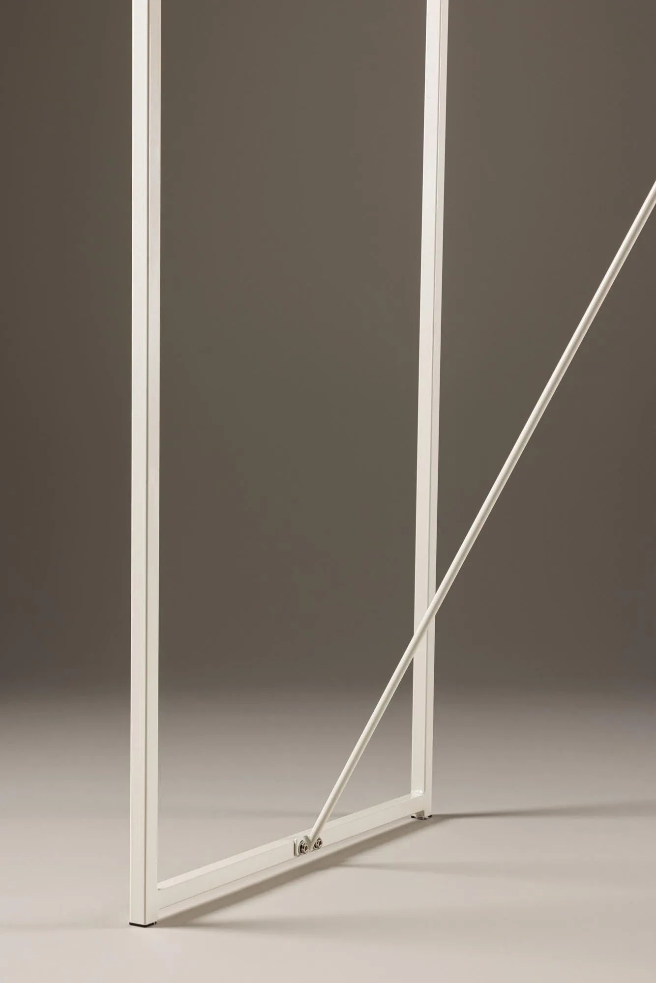 Eleganter Brea Esstisch von Venture Home mit zeitlosem Design.