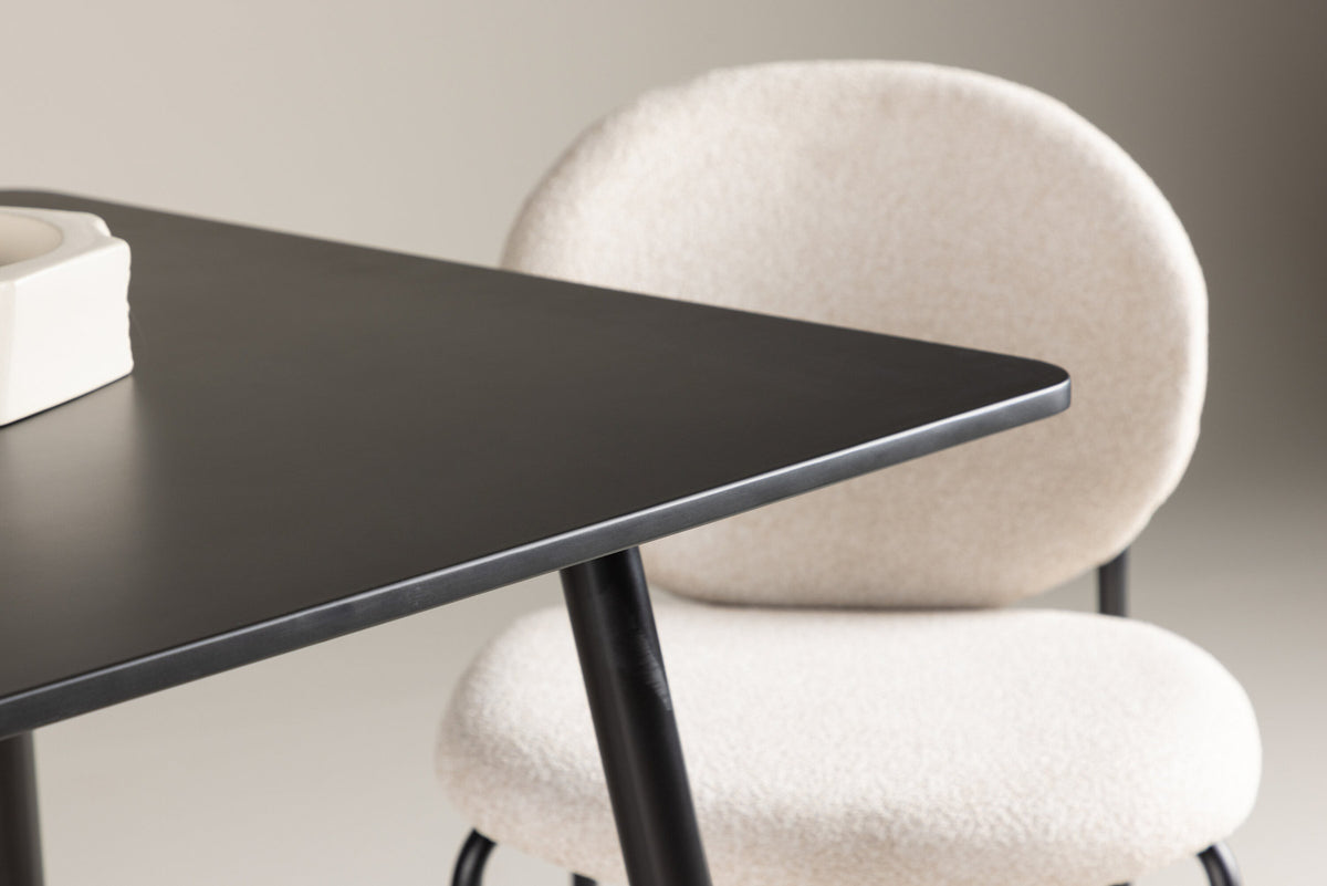 Polar Esstisch in Schwarz präsentiert im Onlineshop von KAQTU Design AG. Esstisch ist von Venture Home