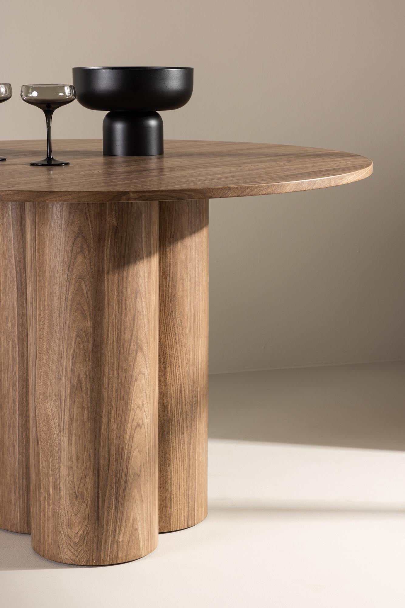 Der Olivia Esstisch von Venture Home kombiniert modernes Design mit Qualität, perfekt für elegante und zeitgemäße Esszimmer.