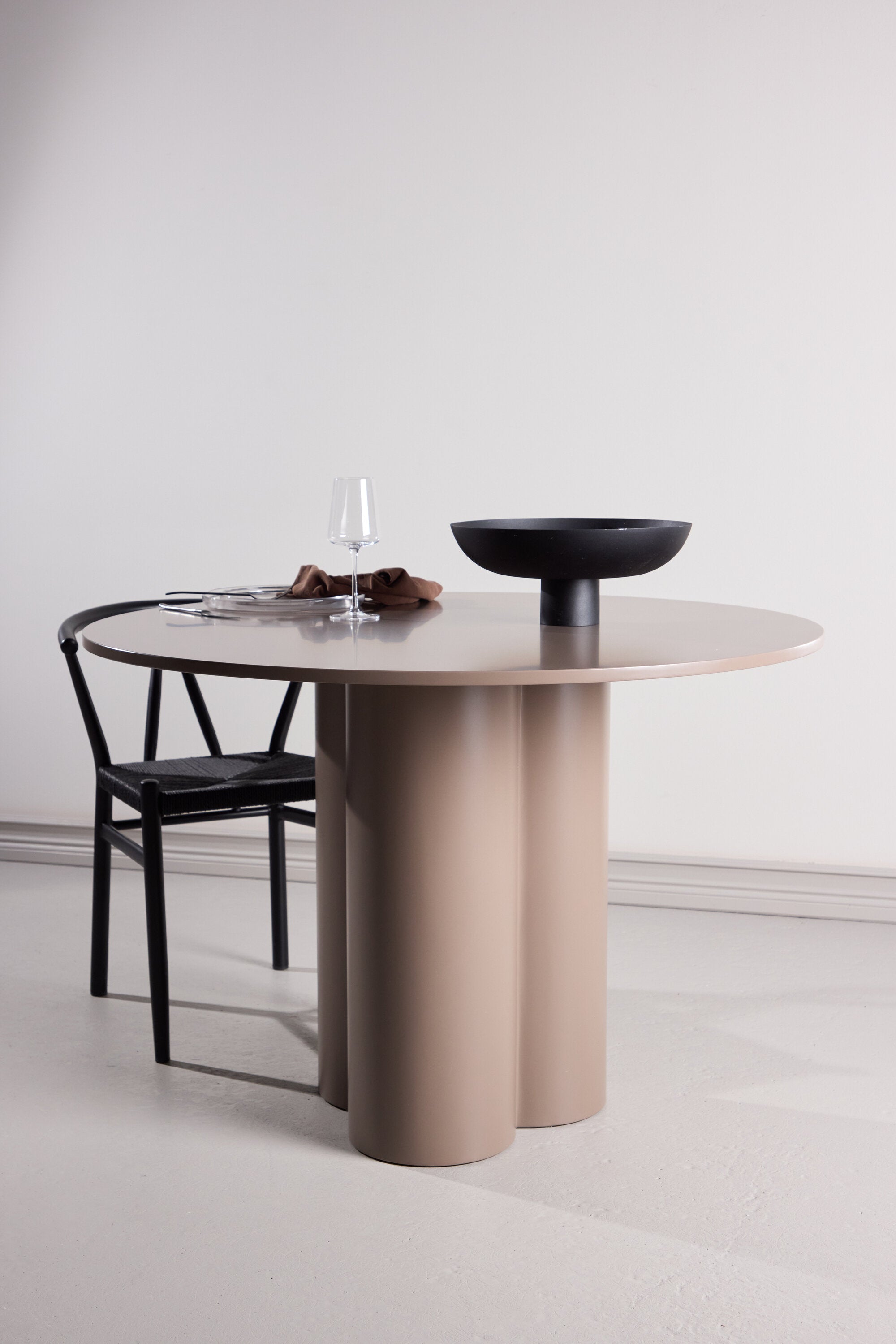 Olivia Rundes Esstisch in Dunkelbraun präsentiert im Onlineshop von KAQTU Design AG. Gartentisch ist von Venture Home