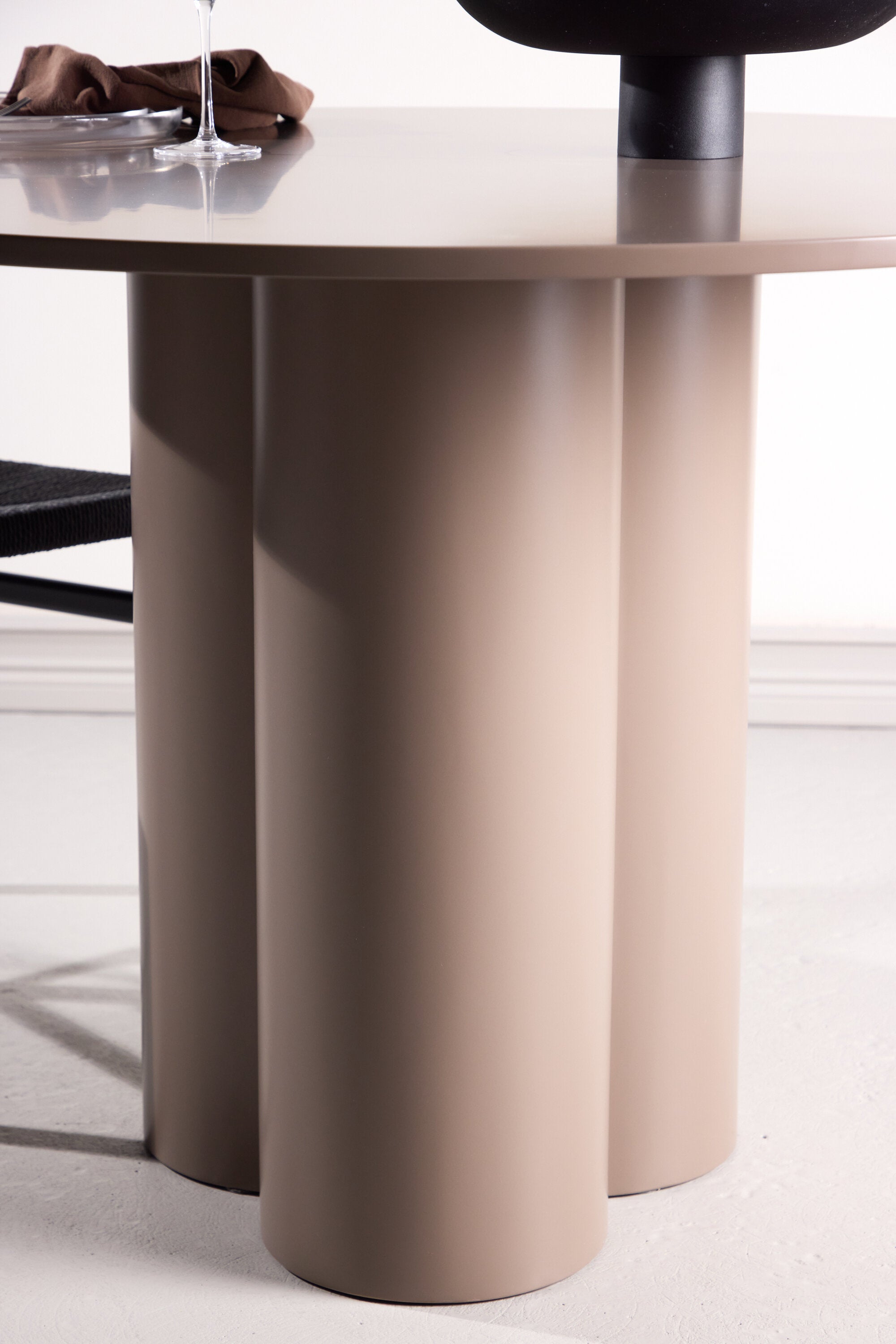 Olivia Rundes Esstisch in Dunkelbraun präsentiert im Onlineshop von KAQTU Design AG. Gartentisch ist von Venture Home