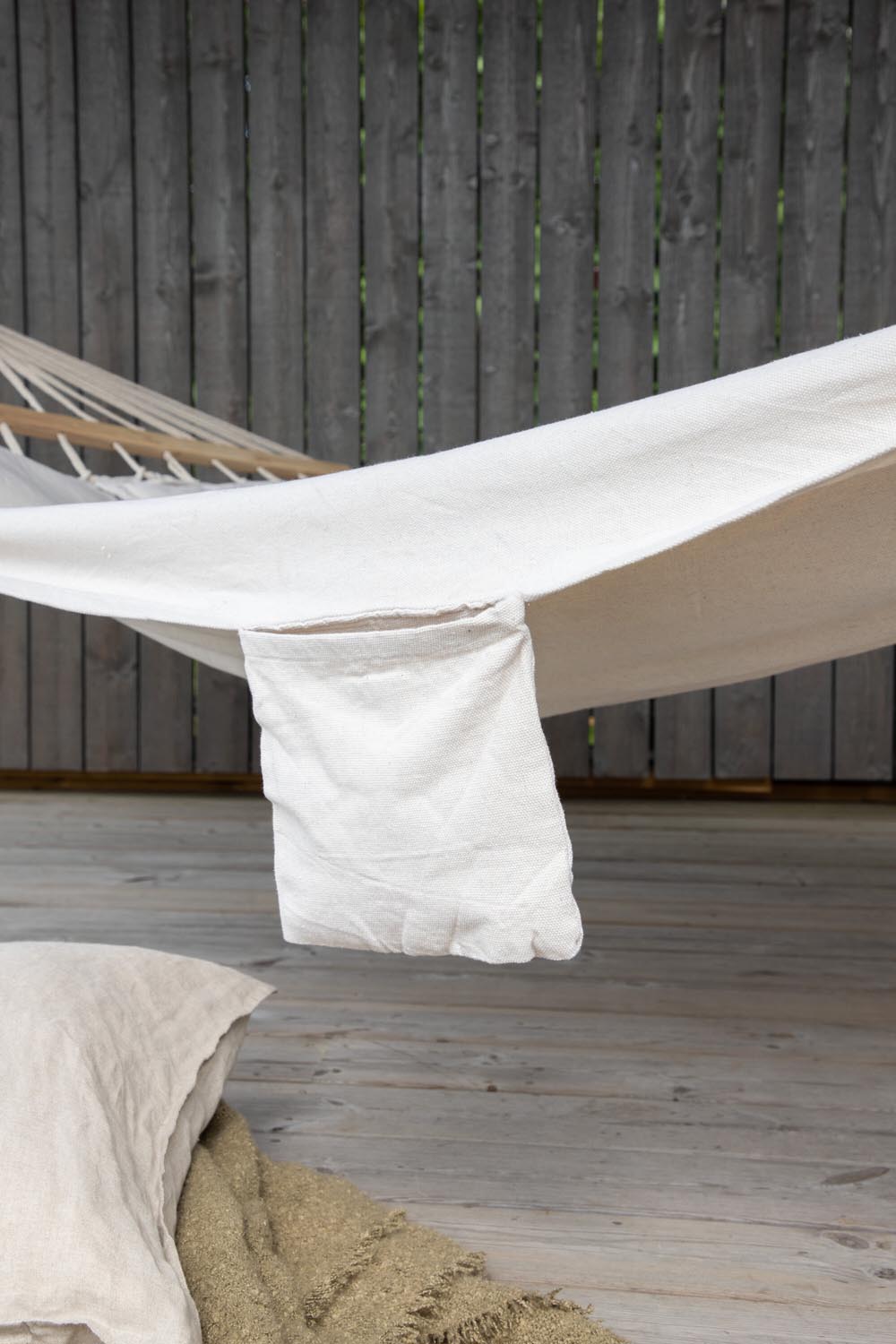 Anini Hängematte in Weiss präsentiert im Onlineshop von KAQTU Design AG. Hängematte ist von Venture Home