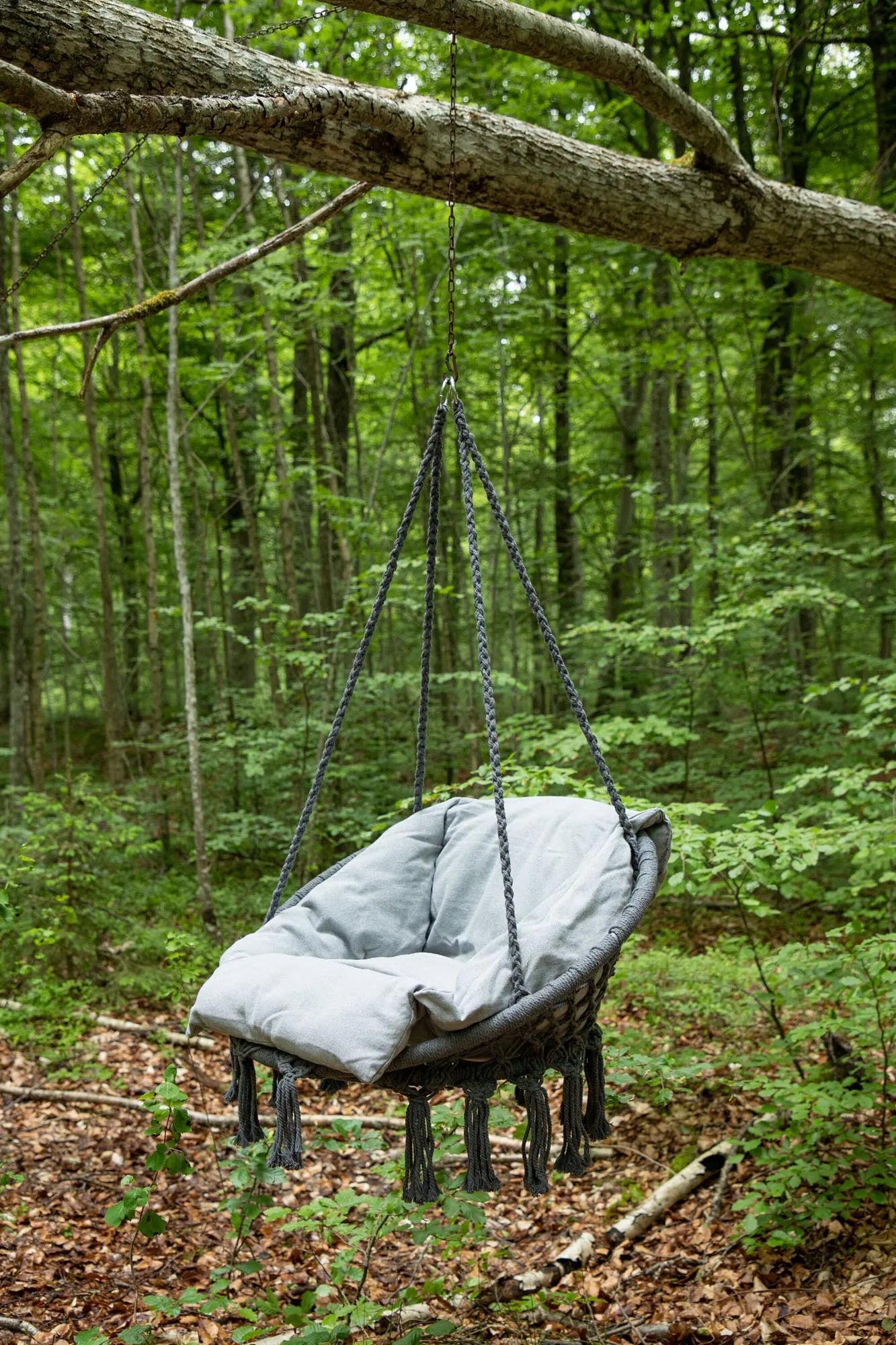 Die Hamtic Hollywoodschaukel von Venture Home bietet stilvollen Komfort für Ihren Garten oder Ihre Terrasse.