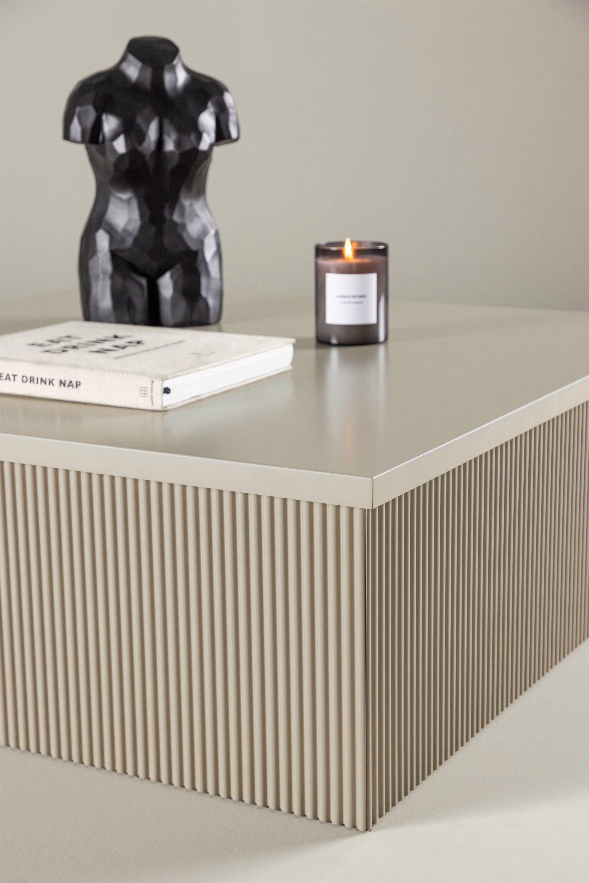 Lenox Sofatisch in Beige präsentiert im Onlineshop von KAQTU Design AG. Beistelltisch ist von Venture Home
