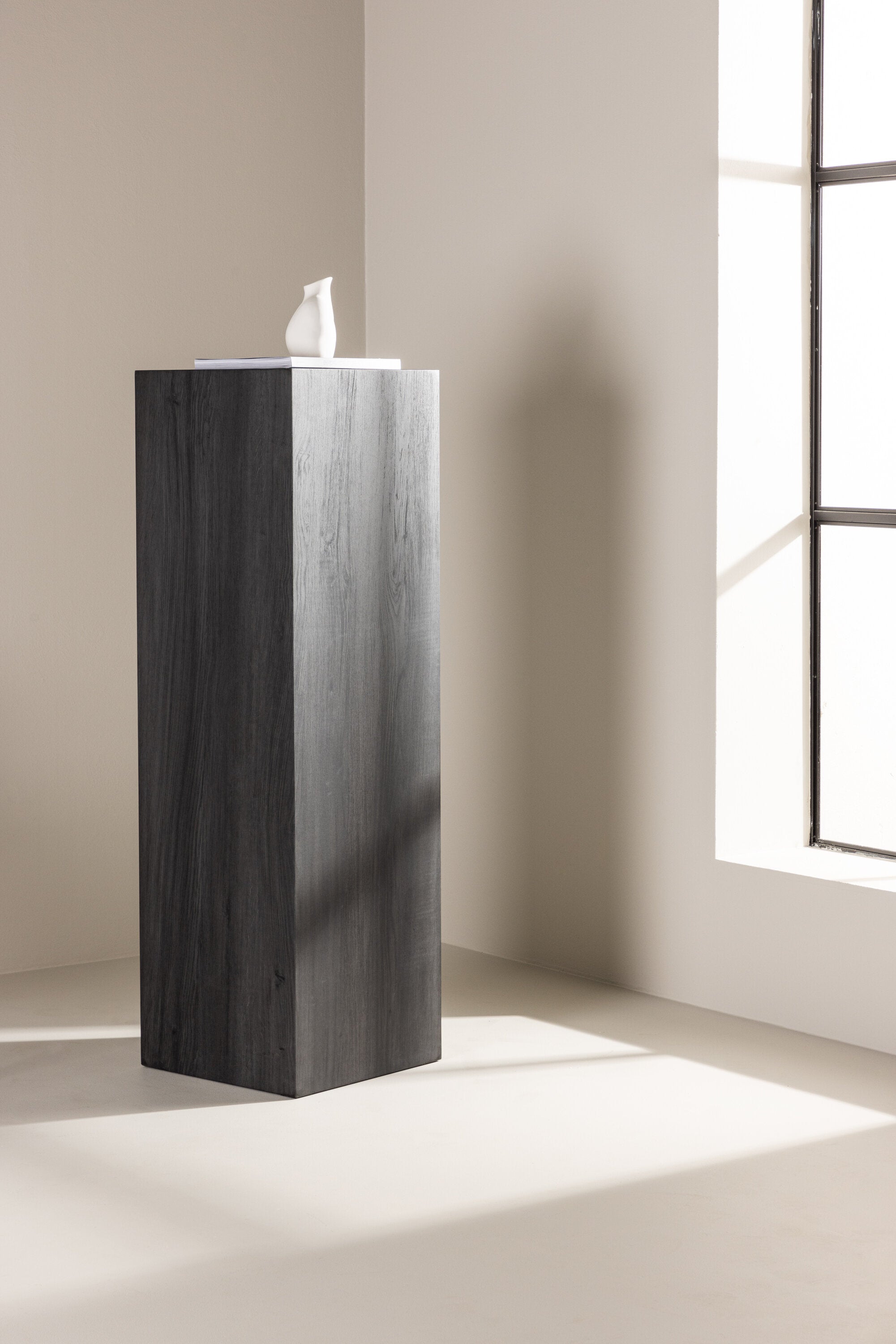 Ramsvik Sockel in Schwarz präsentiert im Onlineshop von KAQTU Design AG. Beistelltisch ist von Vind