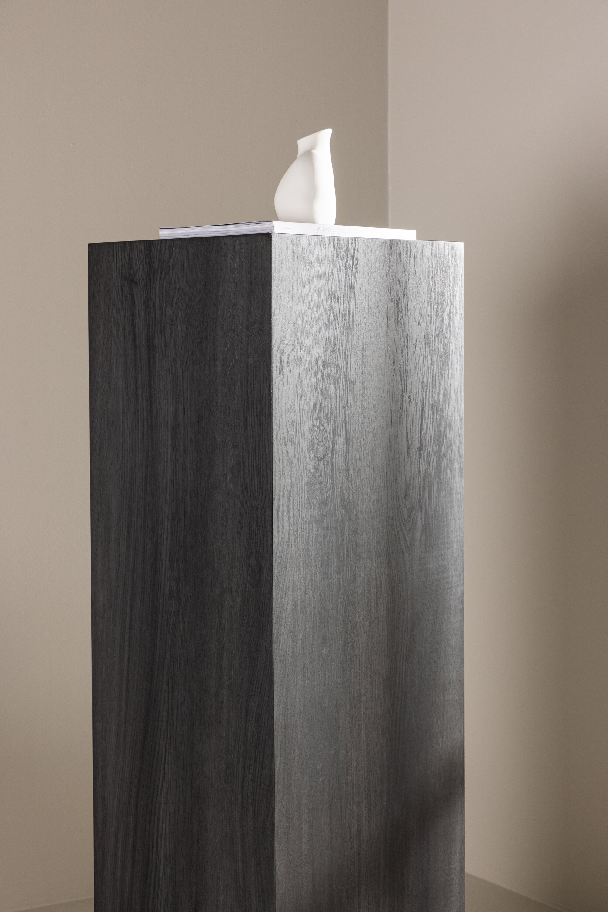 Ramsvik Sockel in Schwarz präsentiert im Onlineshop von KAQTU Design AG. Beistelltisch ist von Vind
