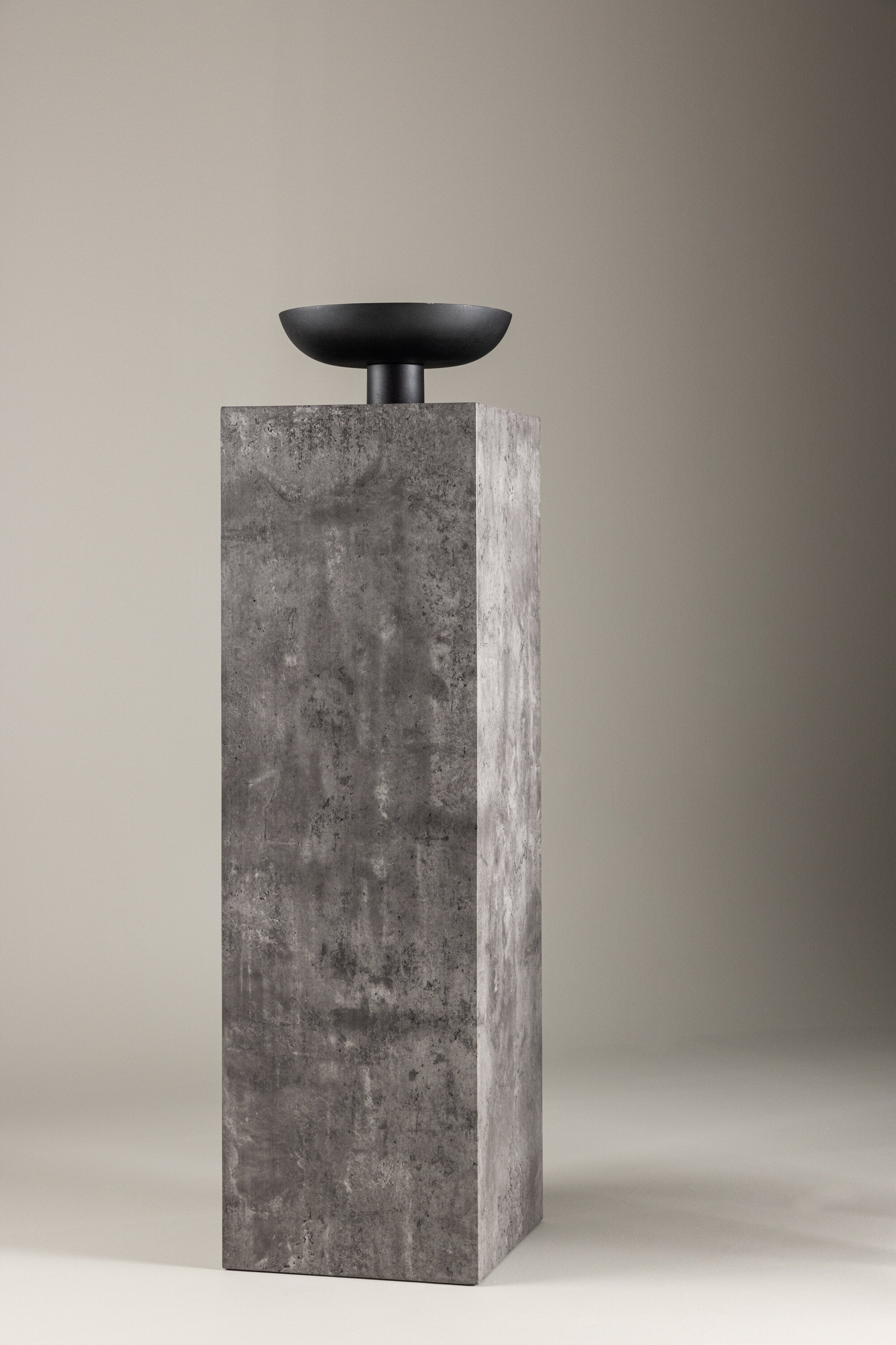 Ramsvik Sockel in Grau präsentiert im Onlineshop von KAQTU Design AG. Beistelltisch ist von Vind