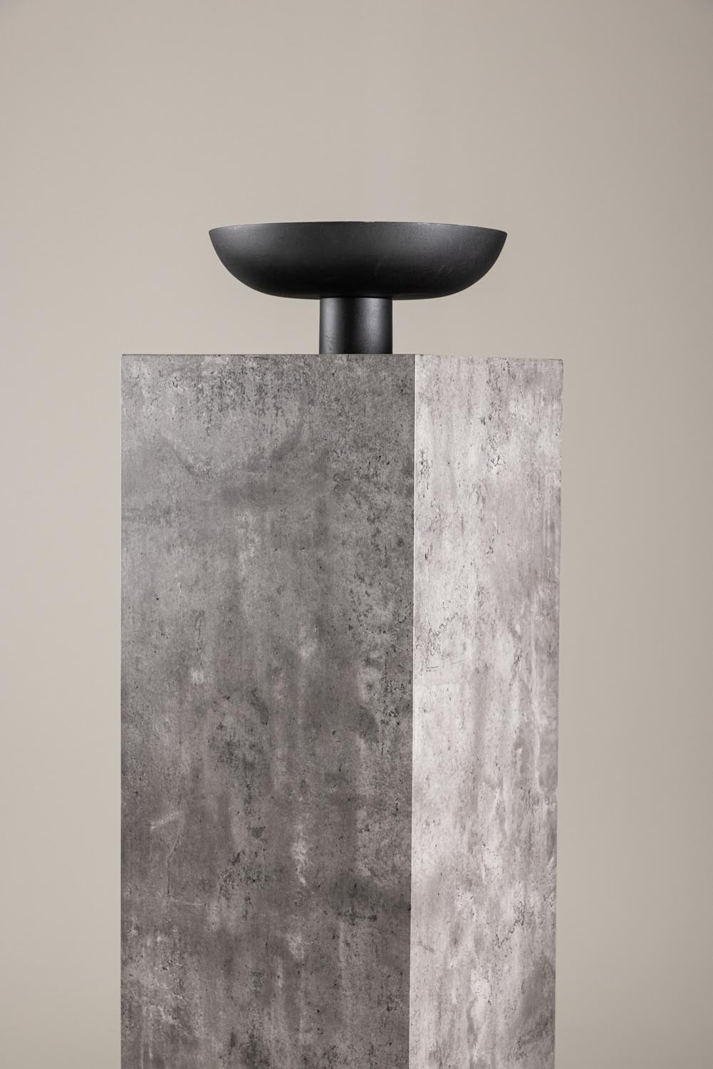 Ramsvik Sockel in Grau präsentiert im Onlineshop von KAQTU Design AG. Beistelltisch ist von Vind