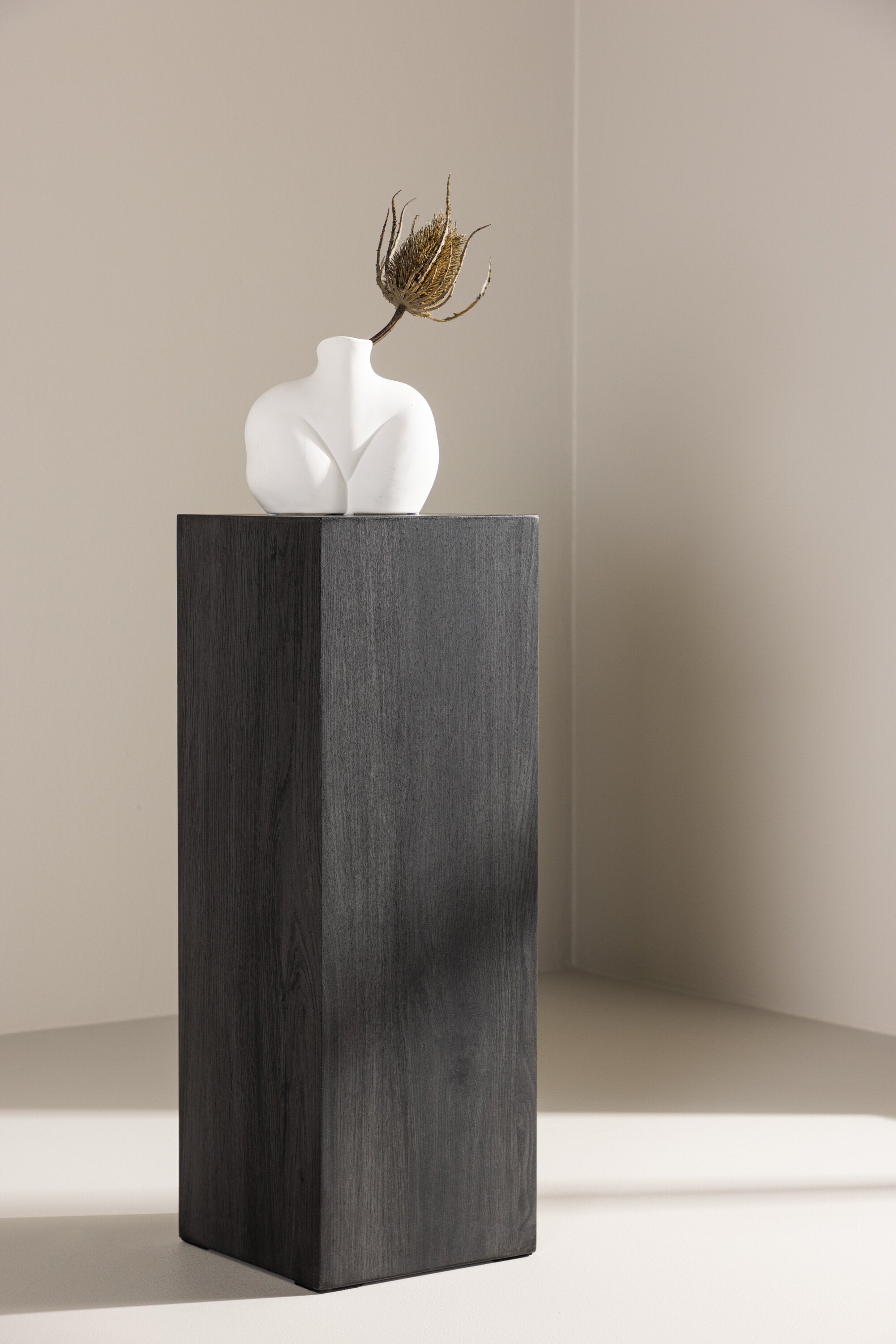 Ramsvik Sockel in Schwarz präsentiert im Onlineshop von KAQTU Design AG. Beistelltisch ist von Vind